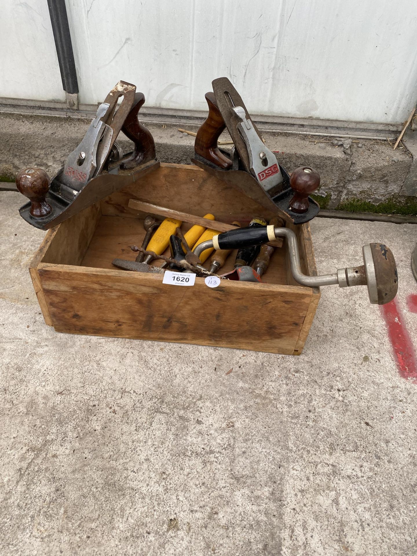 AN ASSORTMENT OF VINTAGE TOOLS TO INCLUDE A BRACE DRILL AND TWO WOOD PLANES ETC