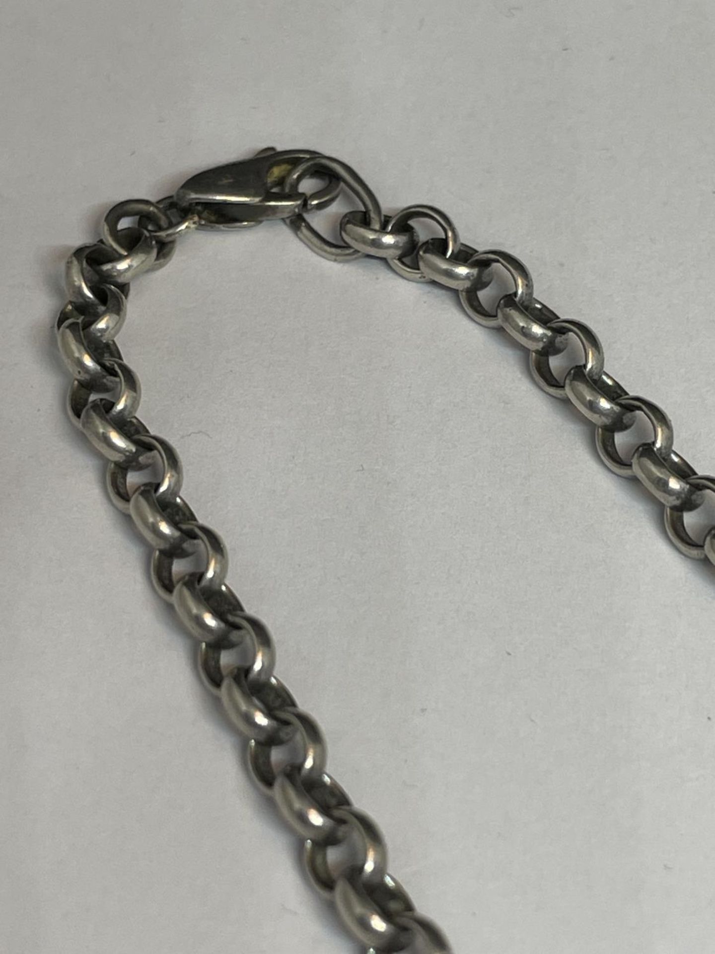 A SILVER BELCHER CHAIN NECKLACE LENGTH 24 INCHES - Bild 3 aus 3