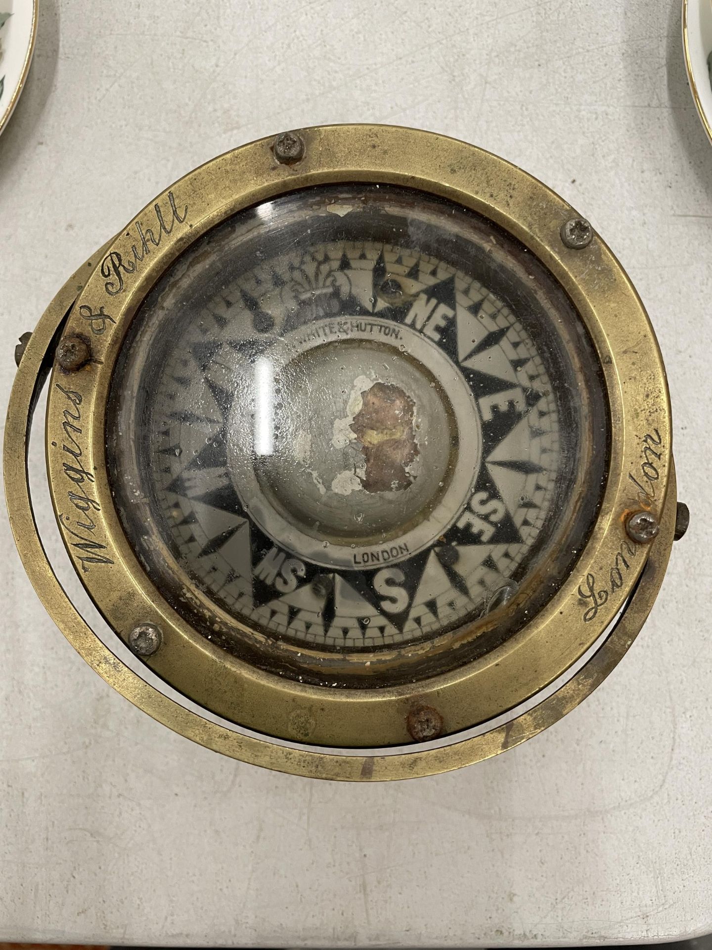 A VINTAGE BRASS WIGGINS & RIHILL, LONDON SHIPS GIMBAL COMPASS - Image 6 of 6