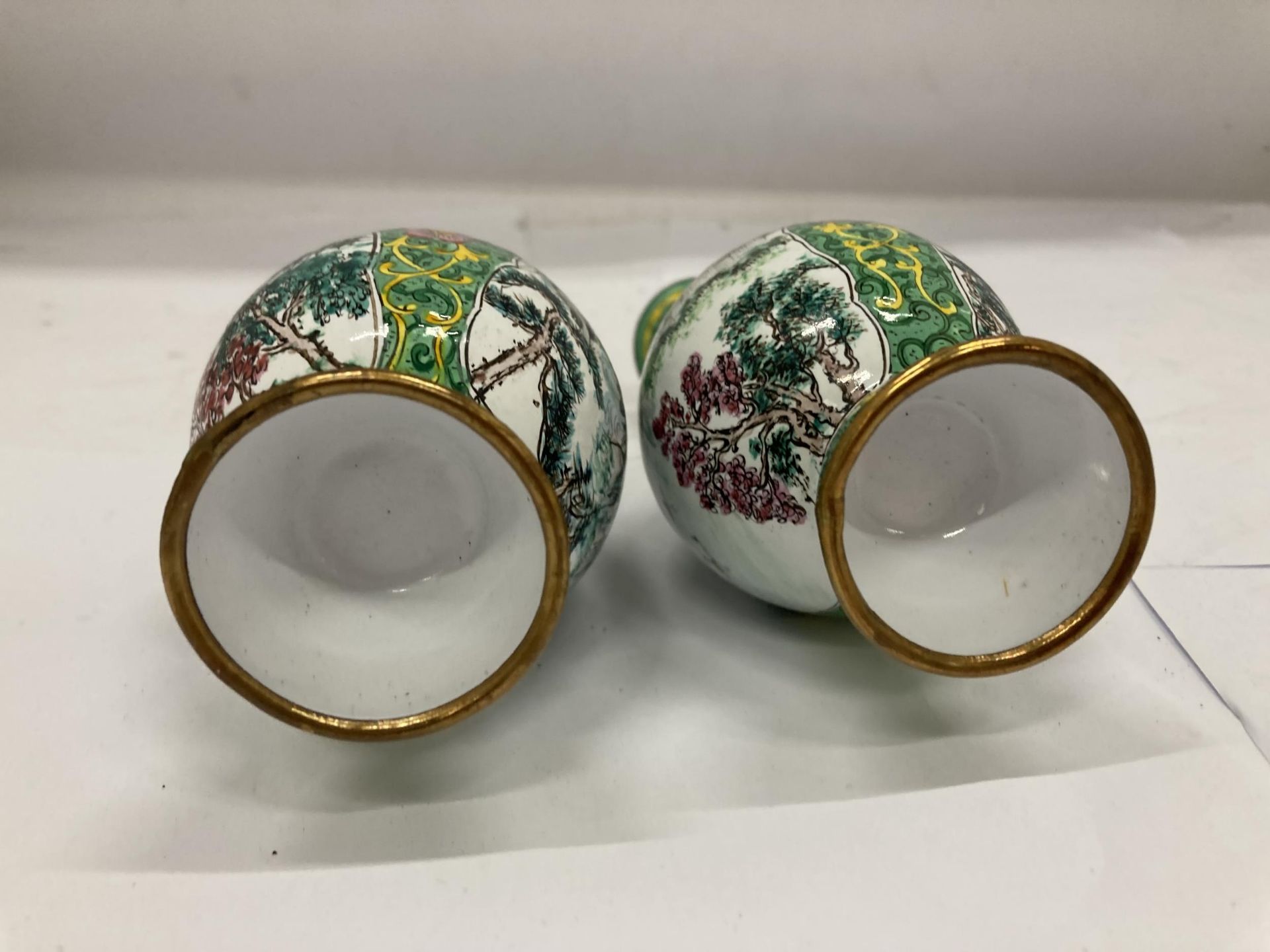 A PAIR OF ORIENTAL FAMILLE VERTE ENAMEL DESIGN VASES - Image 5 of 5