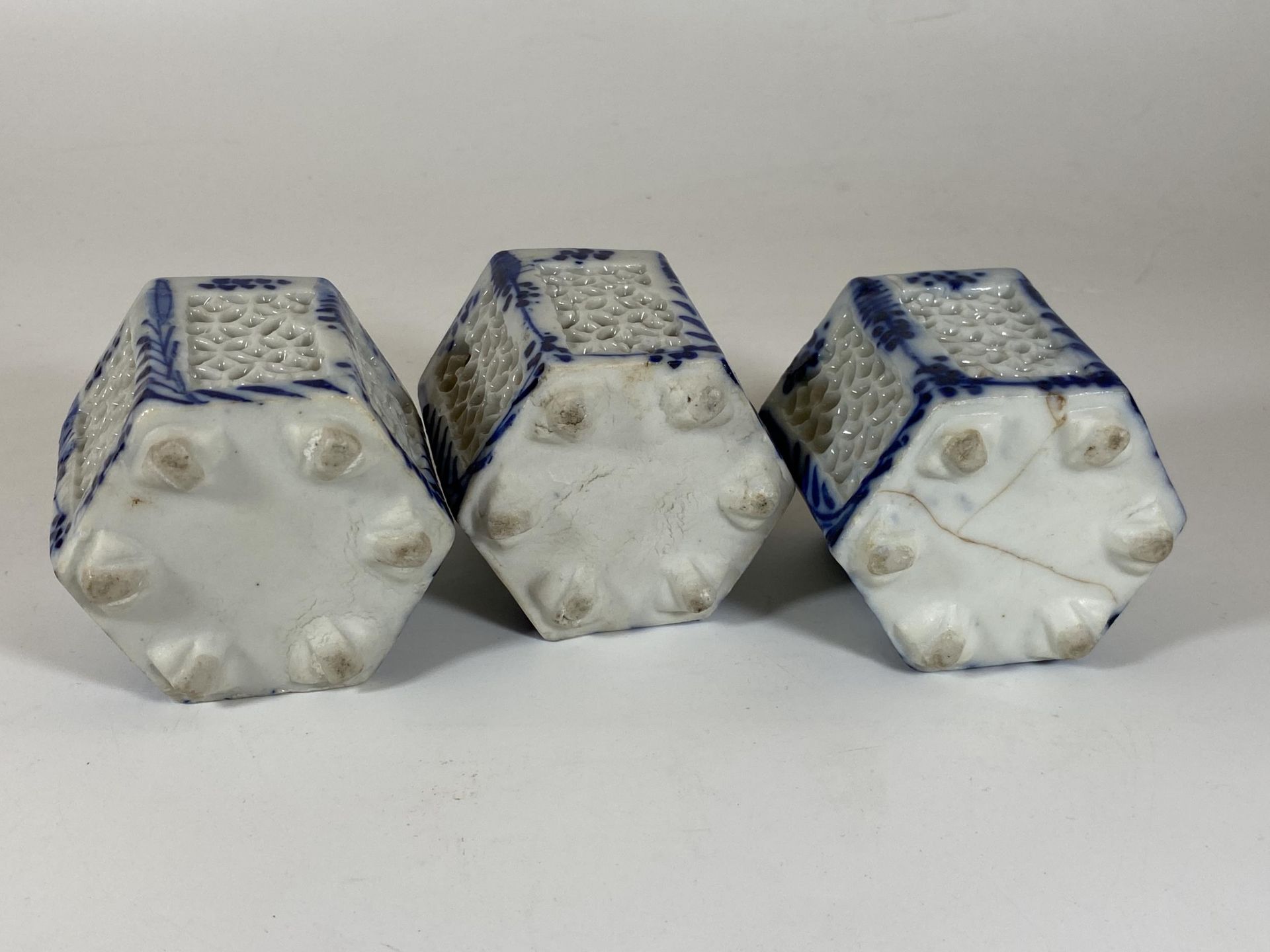 THREE CHINESE BLUE AND WHITE PORCELAIN RETICULATED CRICKET CAGES, HEIGHT 7CM - Image 3 of 5