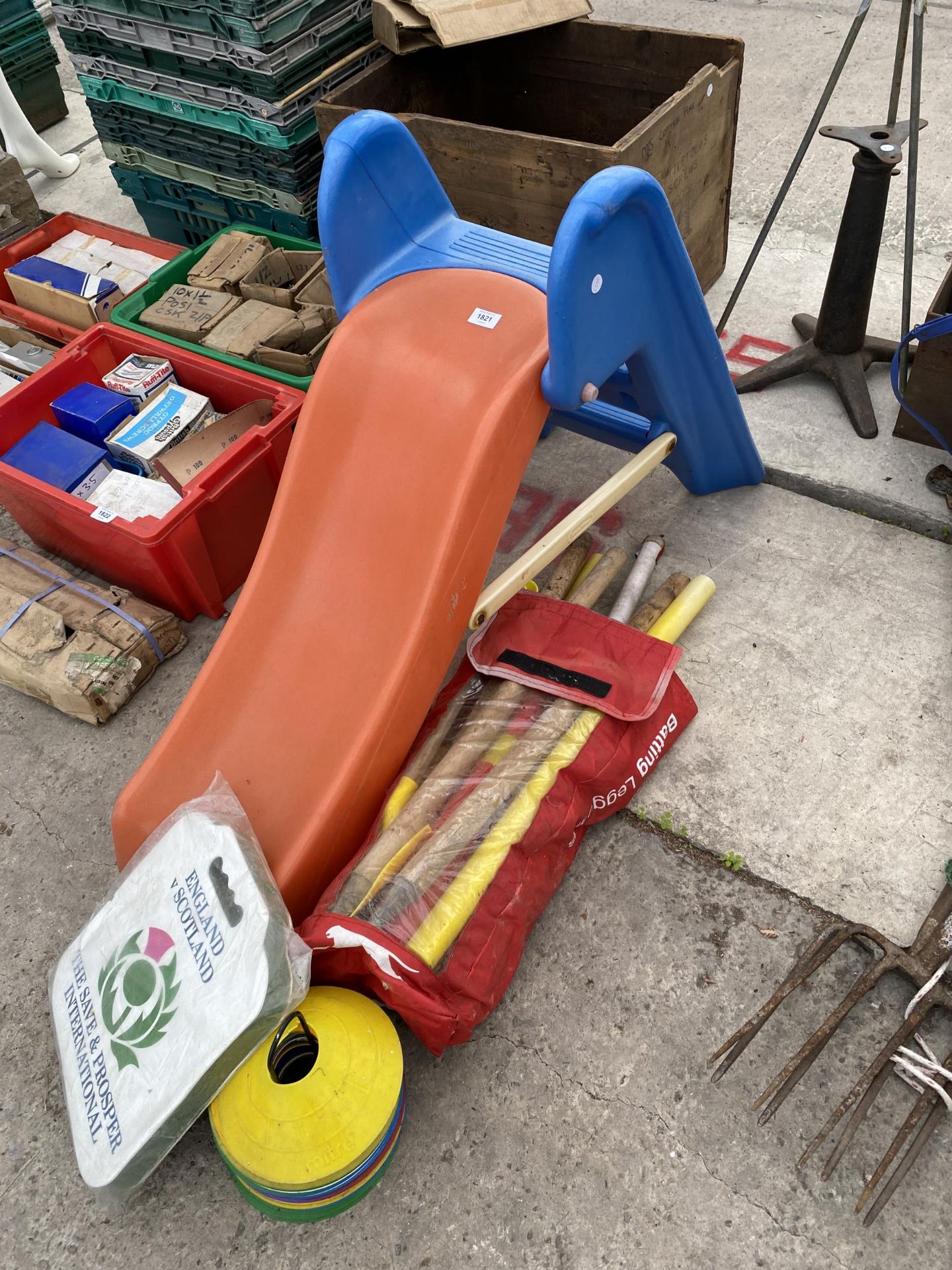 AN ASSORTMENT OF CHILDRENS ITEMS TO INCLUDE A SLIDE AND CRICKET EQUIPMENT