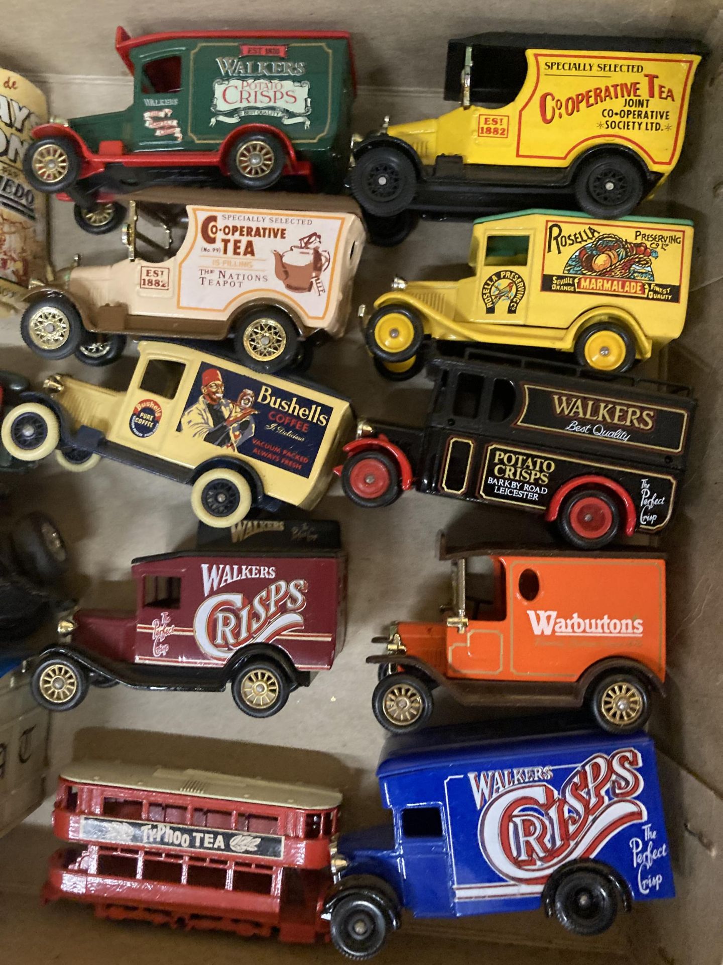 A LARGE QUANTITY OF VINTAGE DIE-CAST VANS AND CARS TO INCLUDE LLEDO, YESTERYEAR, CORGI, ETC - Image 2 of 4