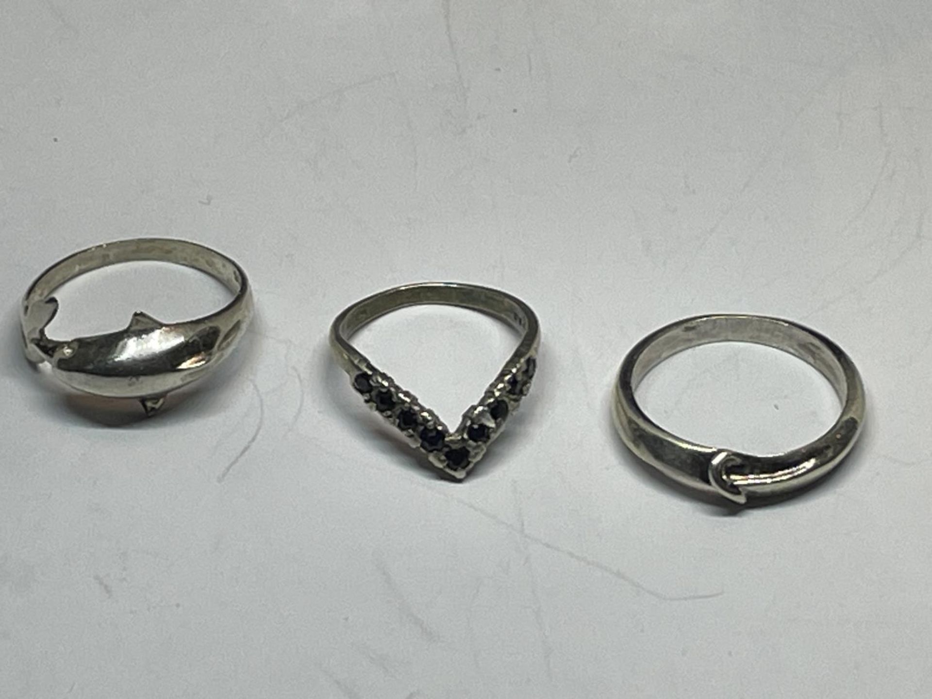 FIVE VARIOUS SILVER RINGS - Bild 3 aus 3