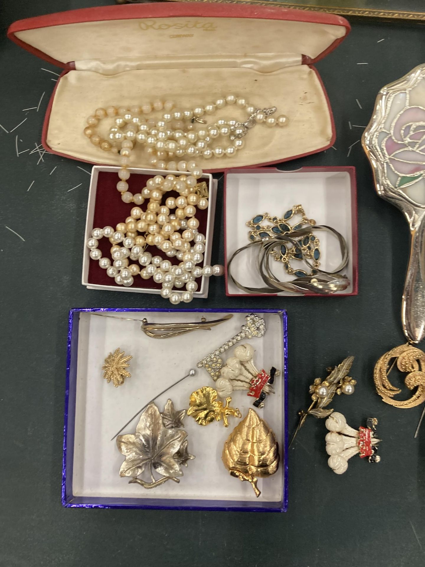A QUANTITY OF COSTUME JEWELLERY TO INCLUDE PEARLS, BROOCHES, ETC PLUS A PETIT POINT TRAY AND TRINKET - Image 2 of 7