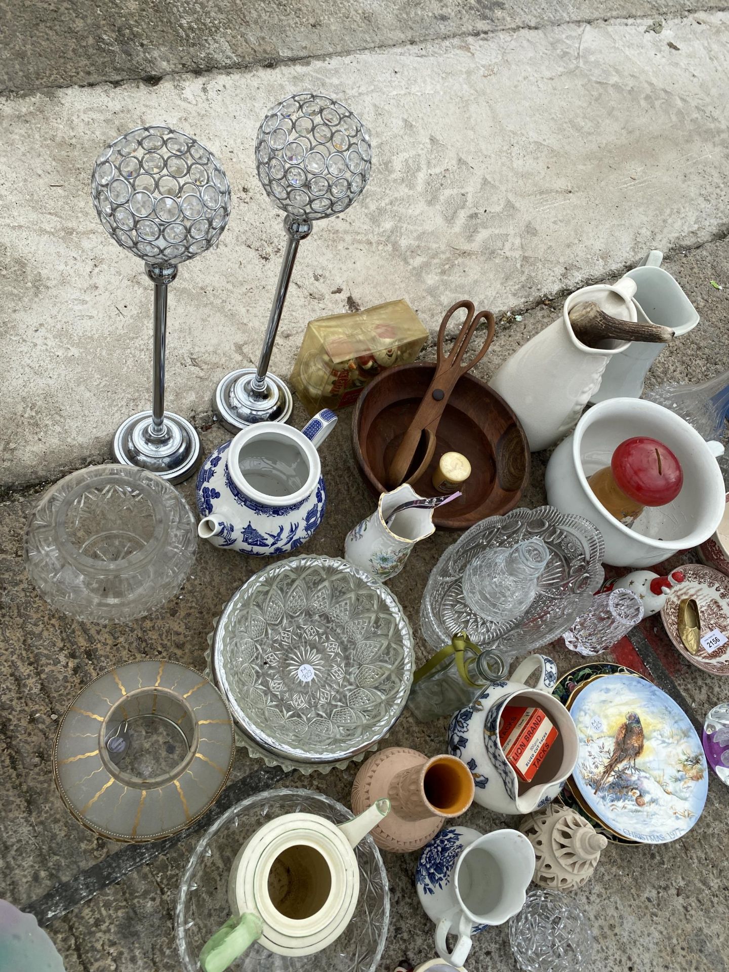 AN ASSORTMENT OF GLASS AND CERAMIC WARE TO INCLUDE JUGS AND BOWLS ETC - Bild 2 aus 4