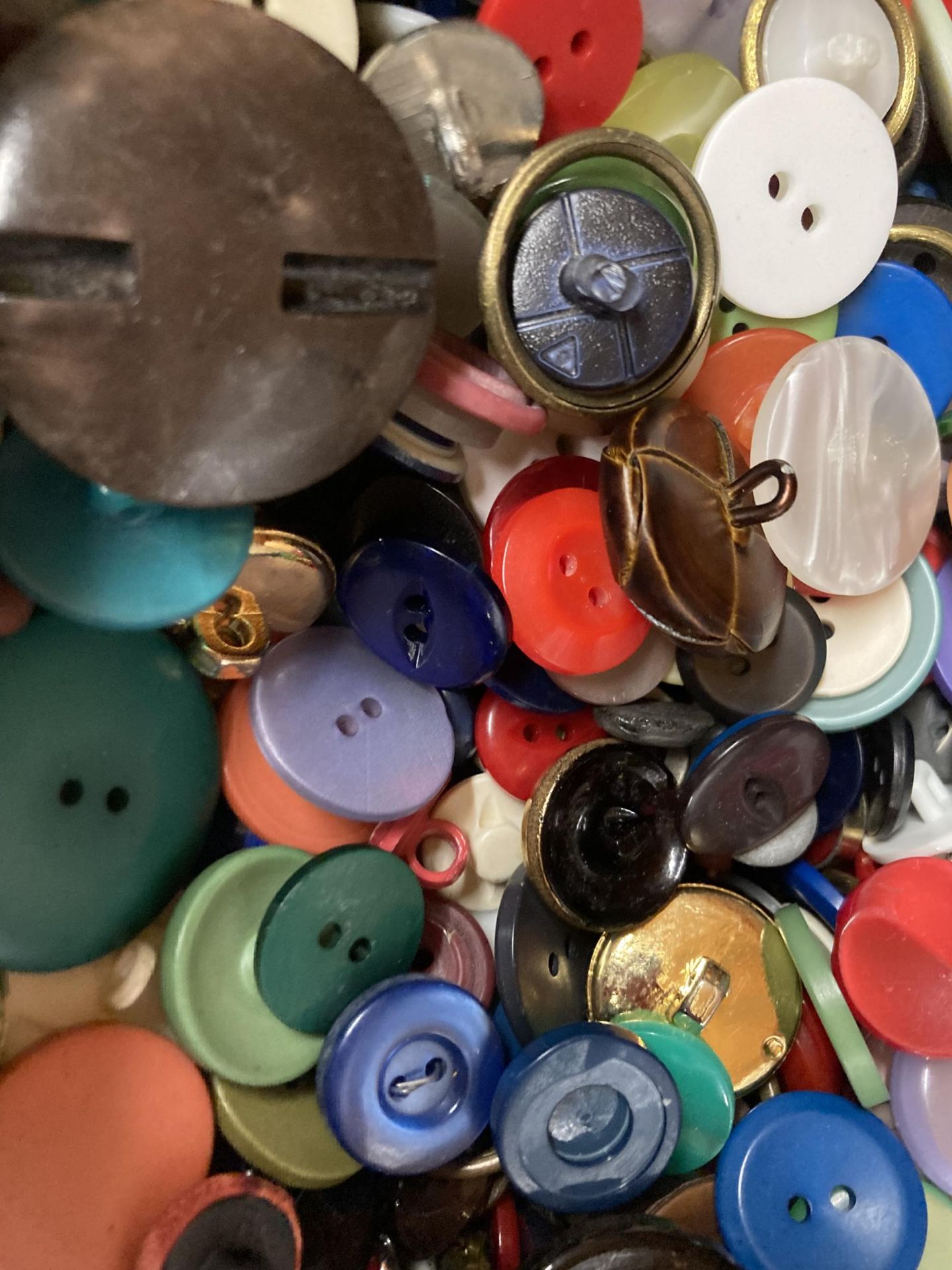 A TIN OF ASSORTED BUTTONS - Image 3 of 3