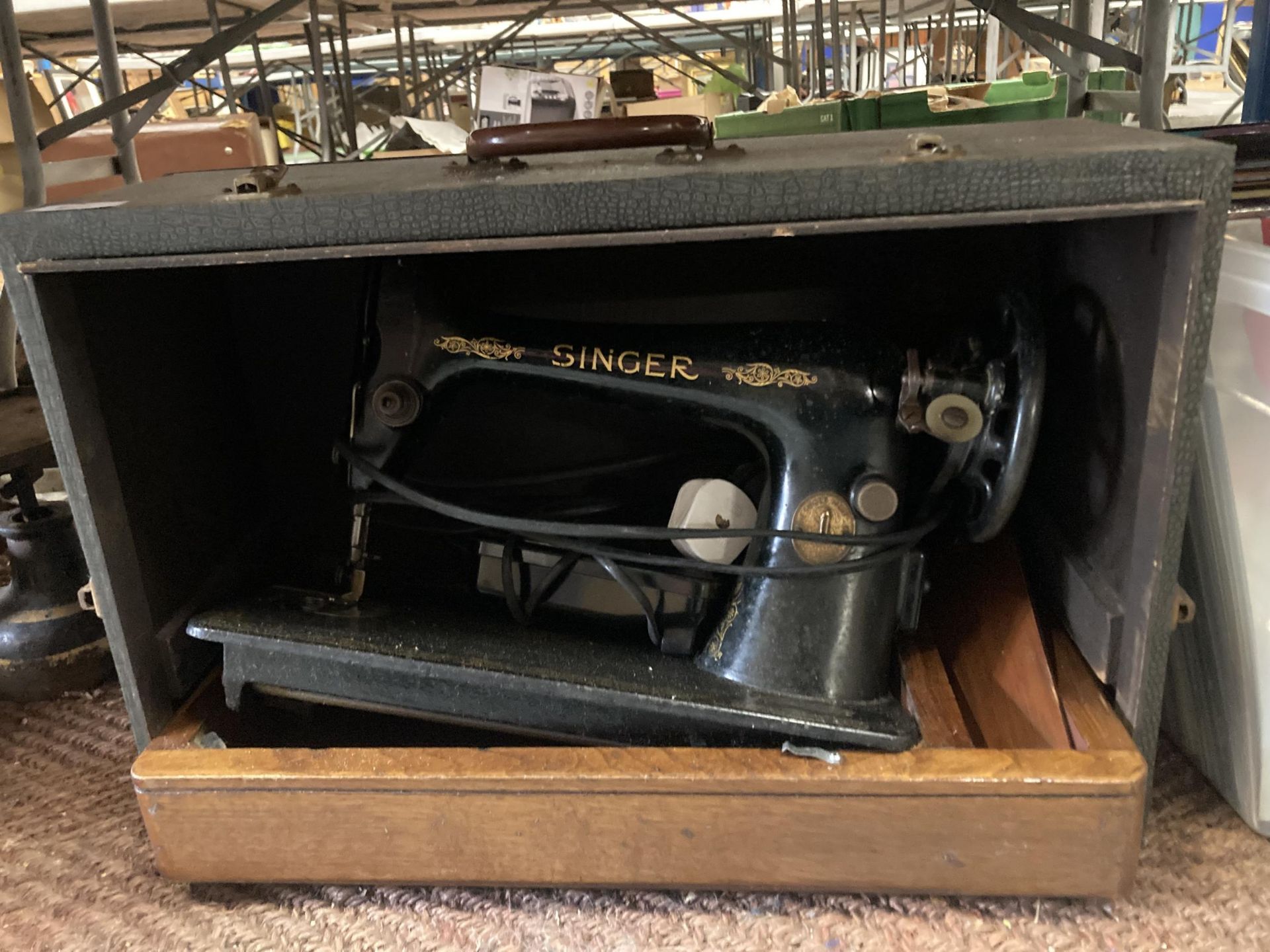 A VINTAGE SINGER SEWING MACHINE, MODEL NO. 75070341, IN ORIGINAL BOX