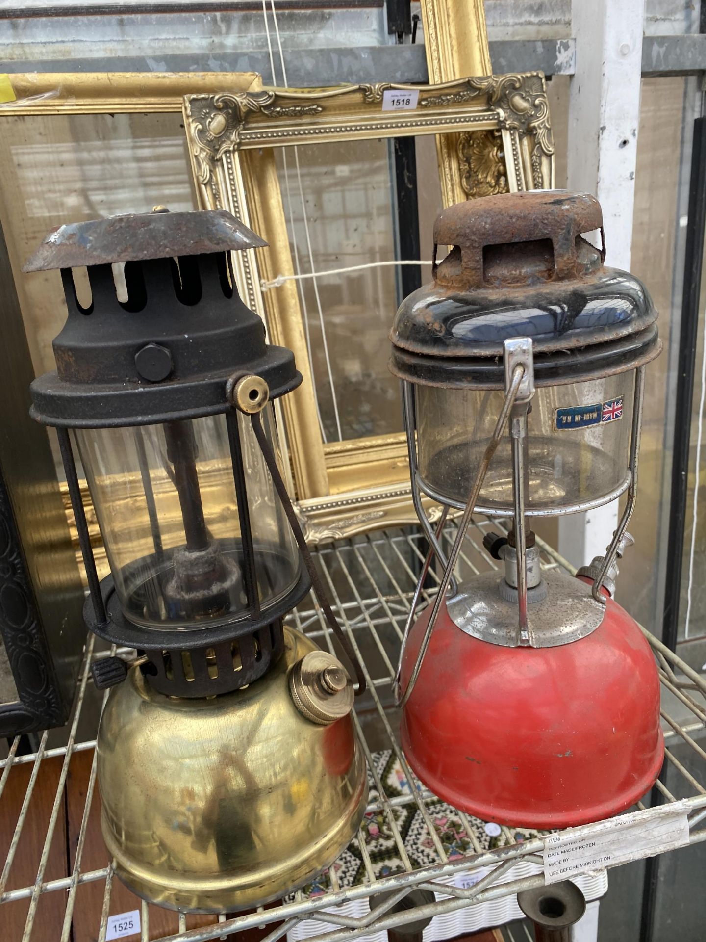 A PAIR OF VINTAGE PARAFIN LAMPS TO INCLUDE A TILLEY AND A BIALADDIN - Bild 2 aus 2