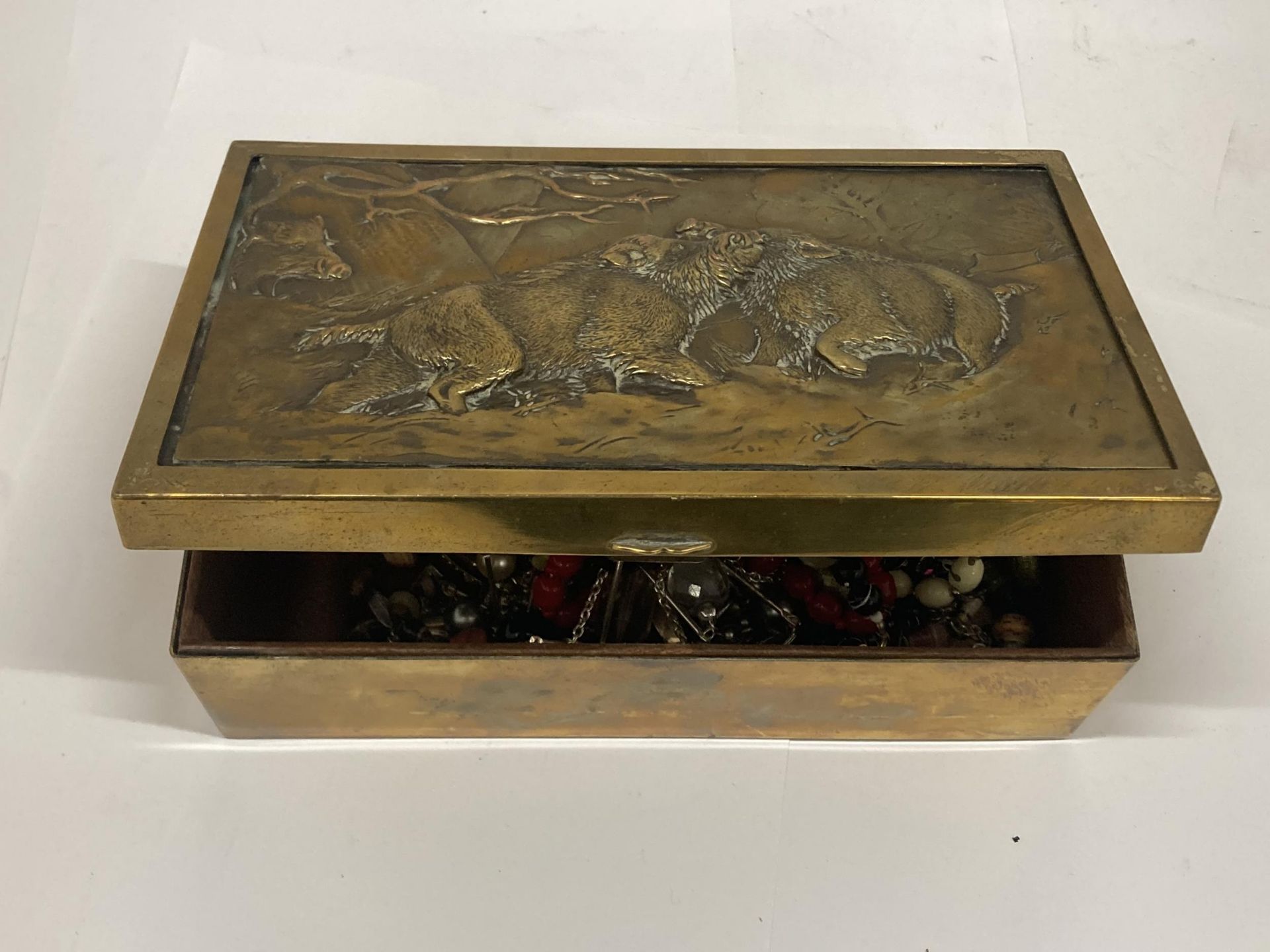 A QUANTITY OF COSTUME JEWELLERY TO INCLUDE NECKLACES, BANGLES, ETC IN A VINTAGE BRASS BOX WITH