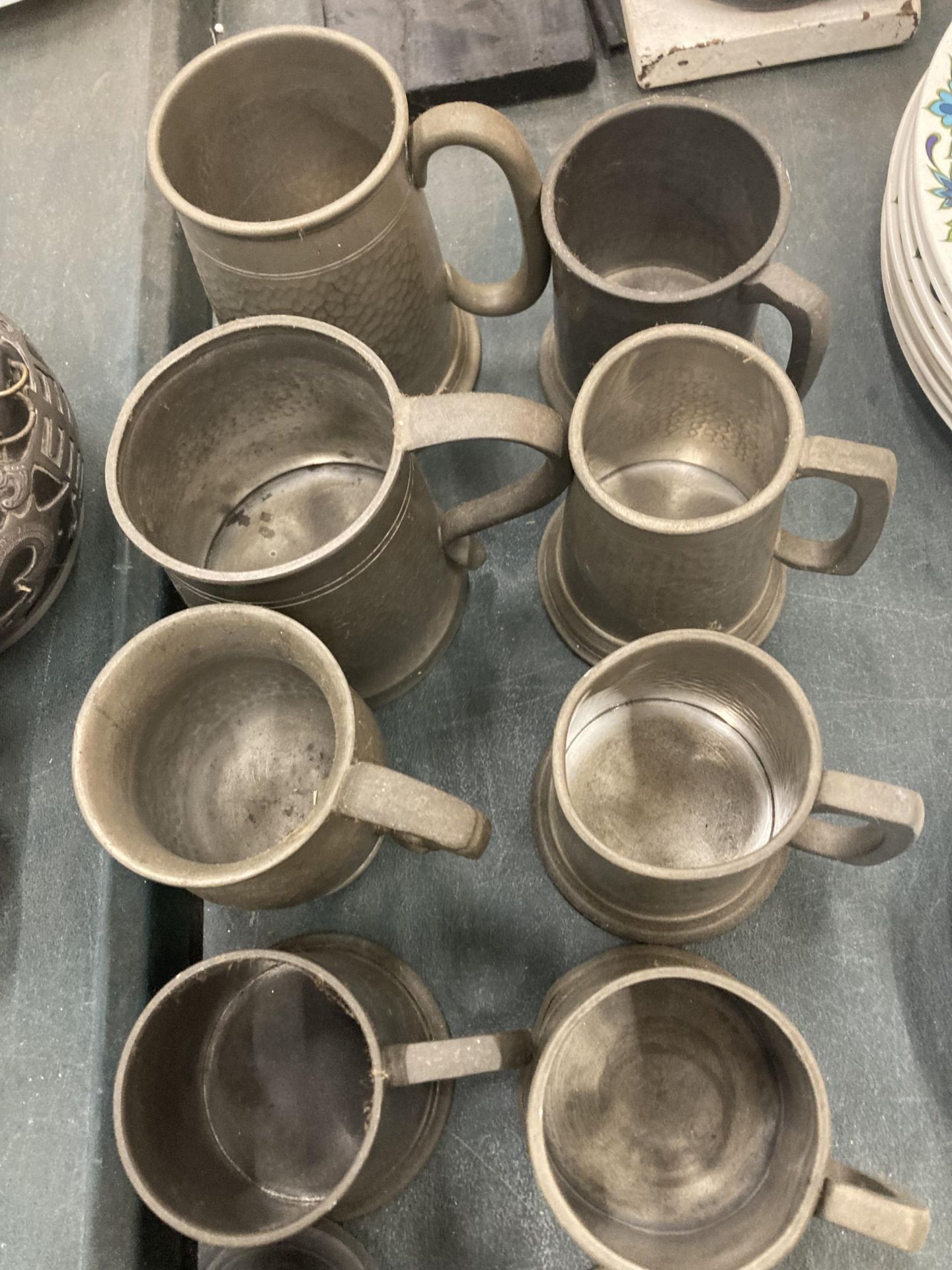 A COLLECTION OF PEWTER TANKARDS - Image 3 of 3