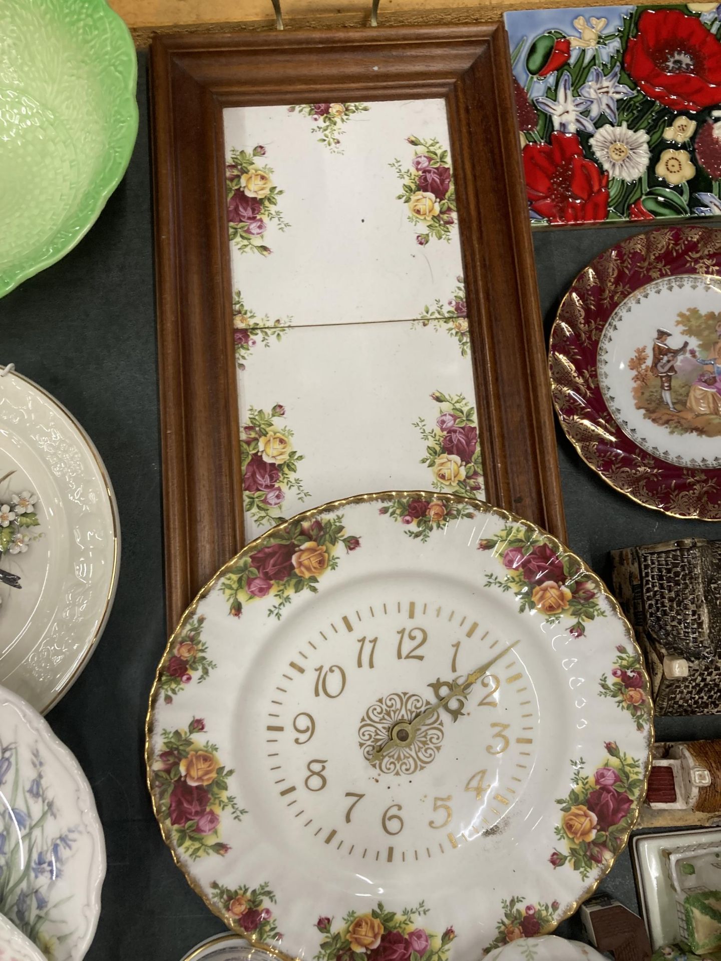 A COLLECTION OF CERAMIC COTTAGES, ROYAL ALBERT 'OLD COUNTRY ROSES' CLOCK AND TRAY, TRINKET BOX, ETC - Image 5 of 7