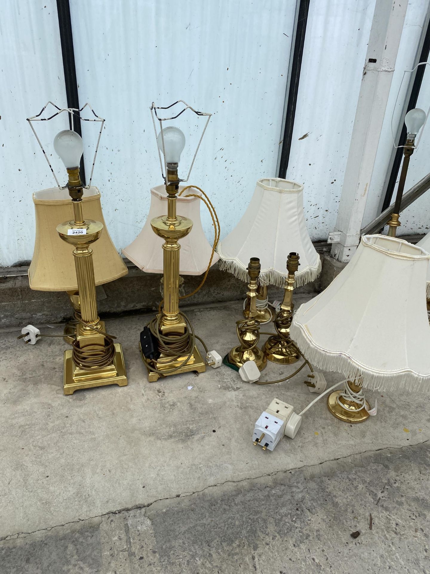 AN ASSORTMENT OF BRASS TABLE LAMPS