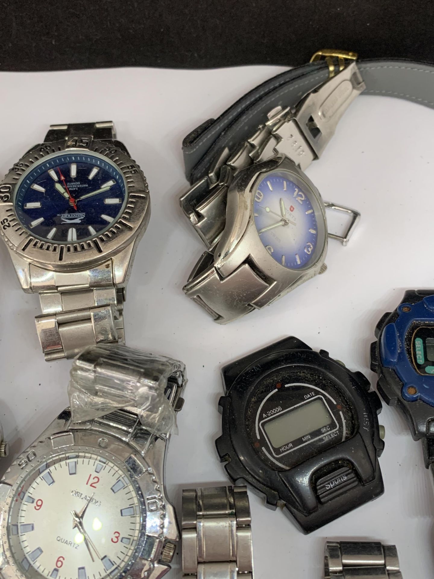 A LARGE QUANTITY OF WRIST WATCHES - Image 3 of 4