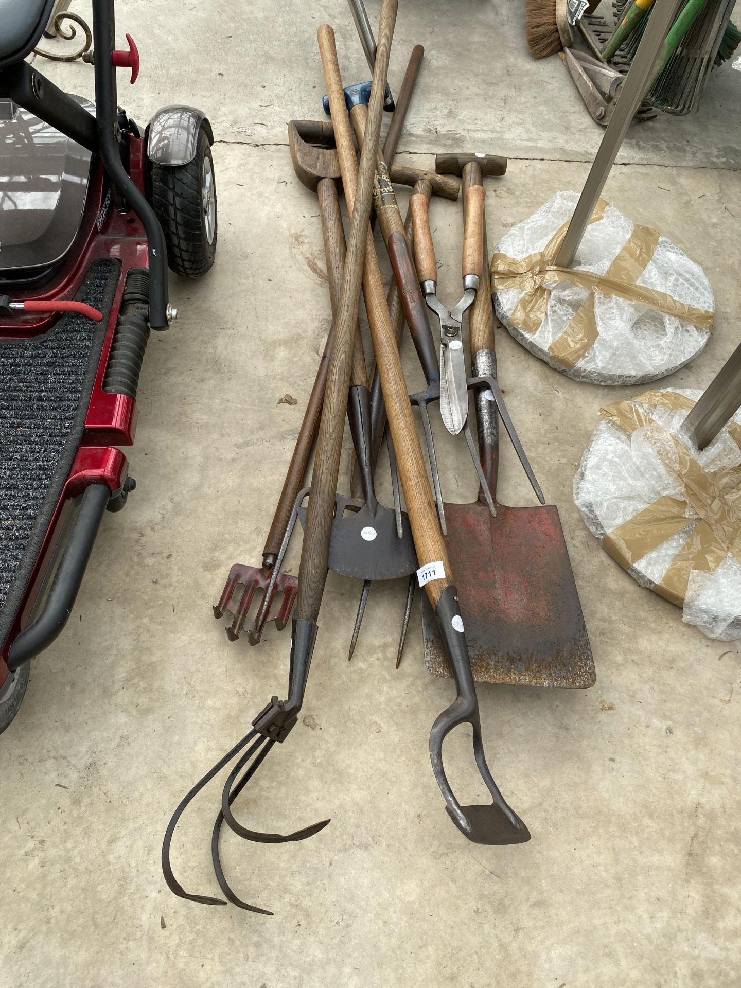 A COLLECTION A VINTAGE TOOLS TO INCLUDE A SPADE, FORK, ETC