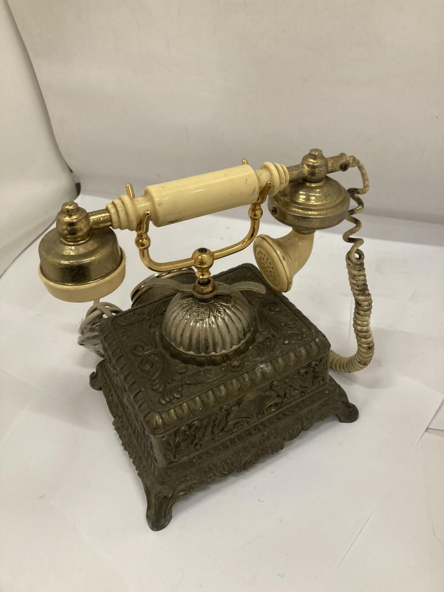 A HEAVY VINTAGE BRASS ORNATE TELEPHONE - Image 4 of 4