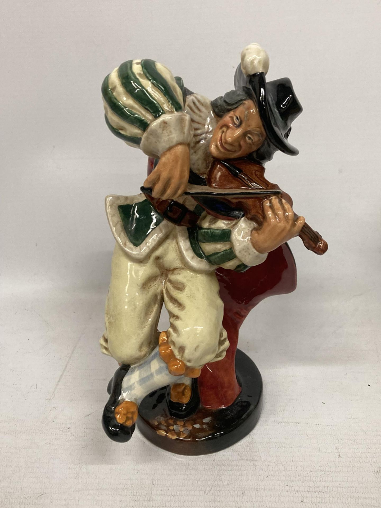 A ROYAL DOULTON FIGURE THE FIDDLER HN 2171