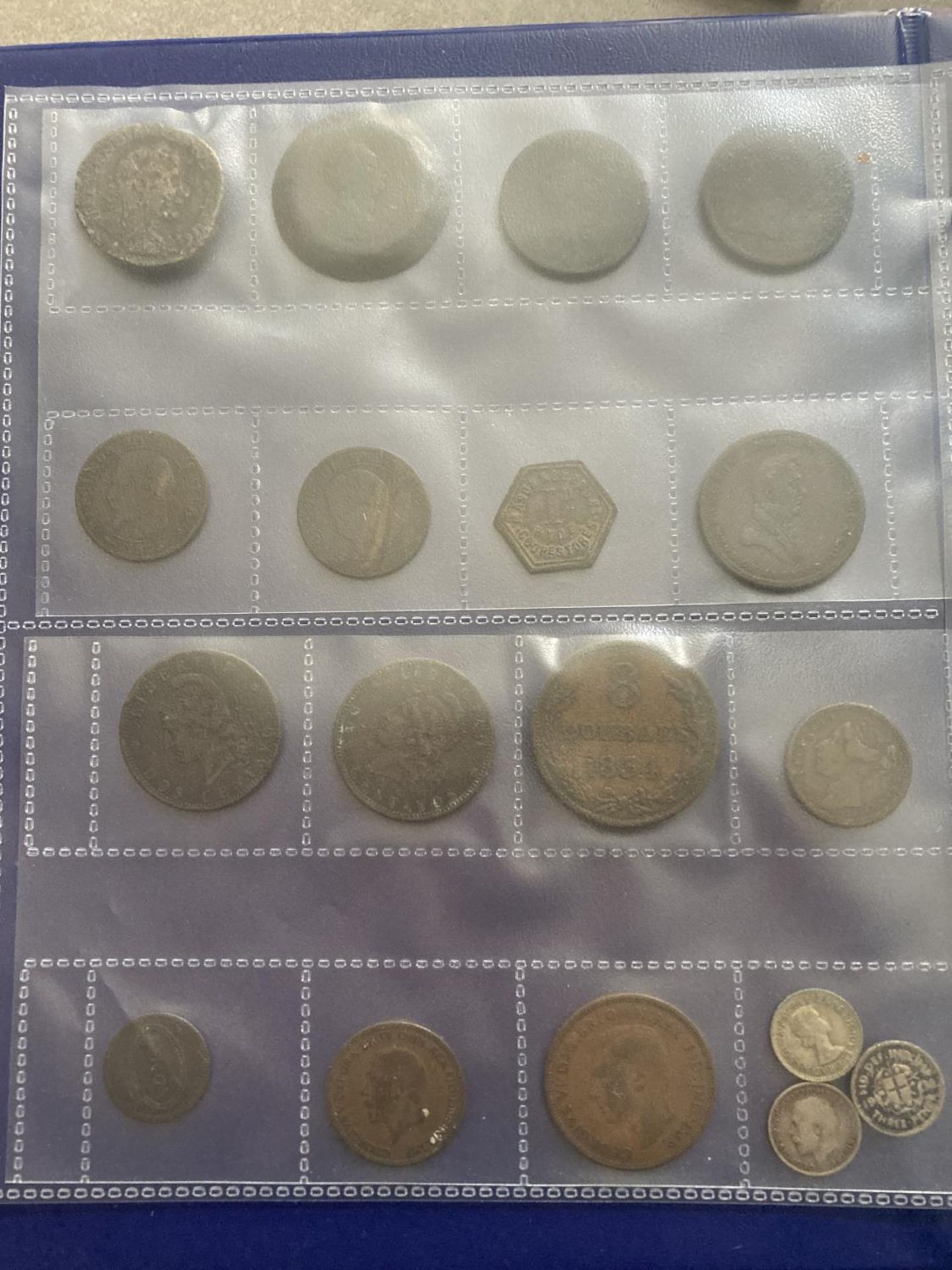 A LARGE QUANTITY OF COINAGE TO INCLUDE 166 ISLE OF MAN CROWNS, TWO £5, 50PENCES ETC, FOREIGN COINS - Image 8 of 10