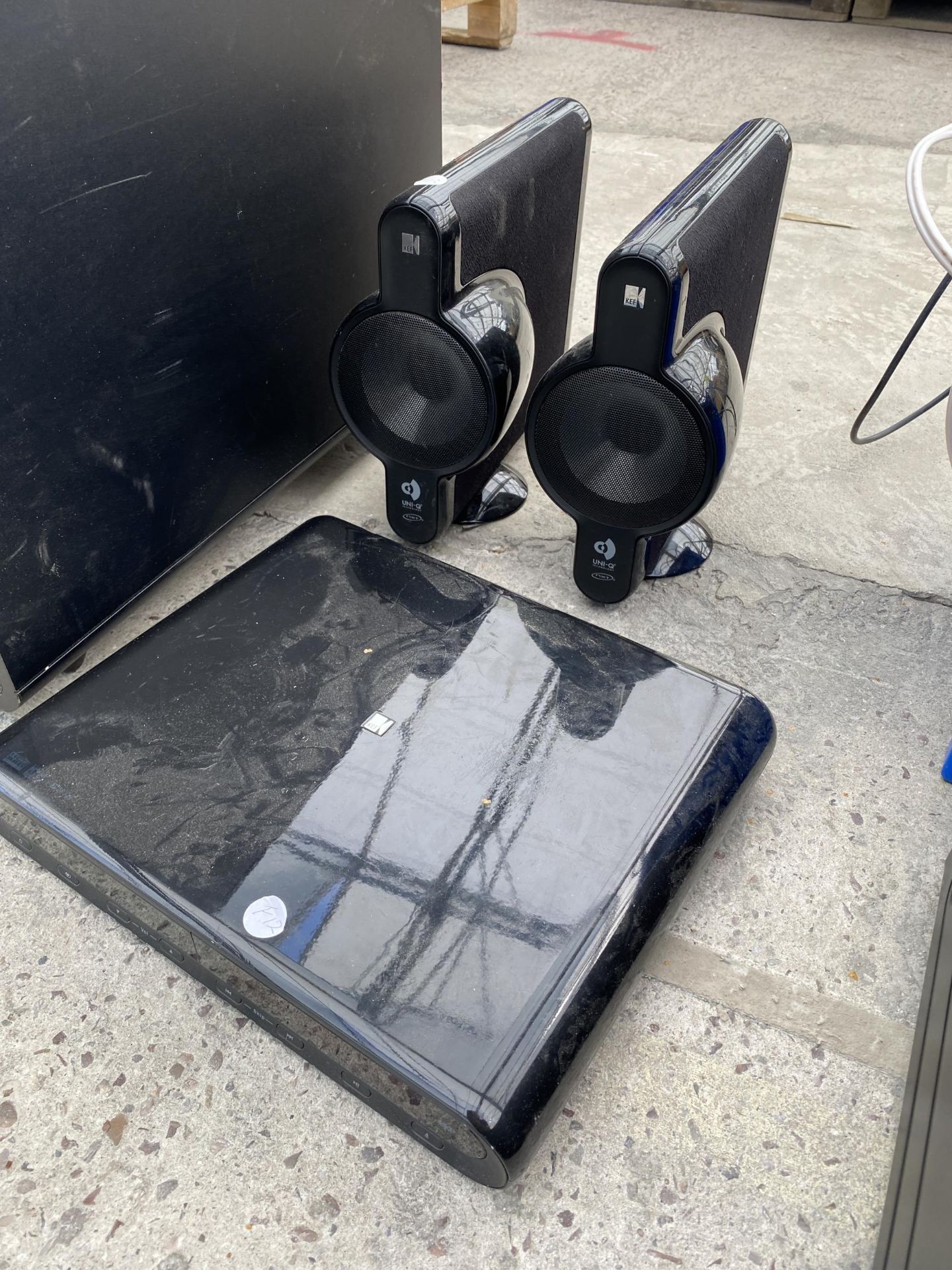 A SAMSUNG SUB WOOFER SPEAKER AND A KEF FOUR SPEAKER SURROUND SYSTEM TO INCLUDE SUB WOOFER AND - Bild 2 aus 5