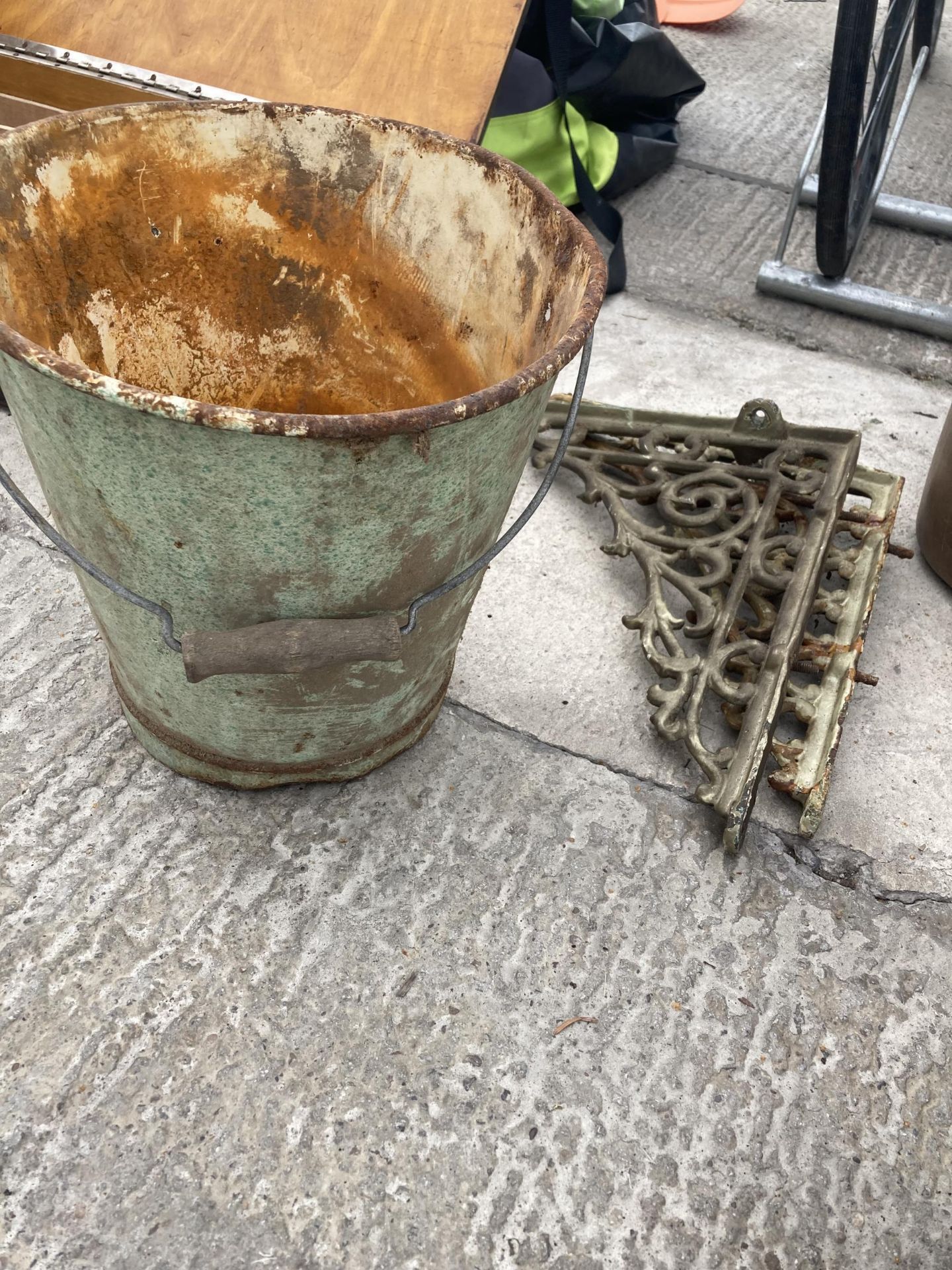 AN ASSORTMENT OF ITEMS TO INCLUDE A GALVANISED BUCKET, GLUE POT AND CAST IRON COOKING POT ETC - Image 3 of 4