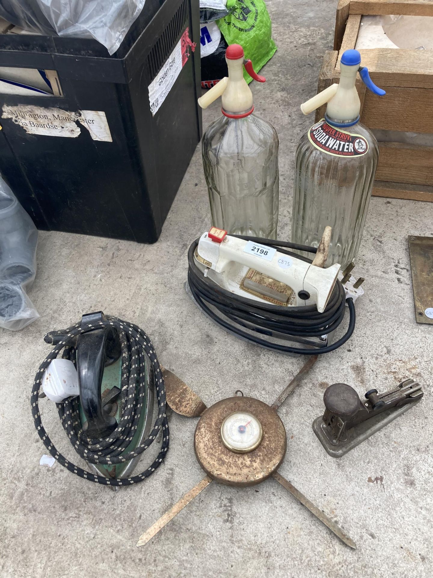 AN ASSORTMENT OF VINTAGE ITEMS TO INCLUDE SODA SYPHONS AND IRONS ETC