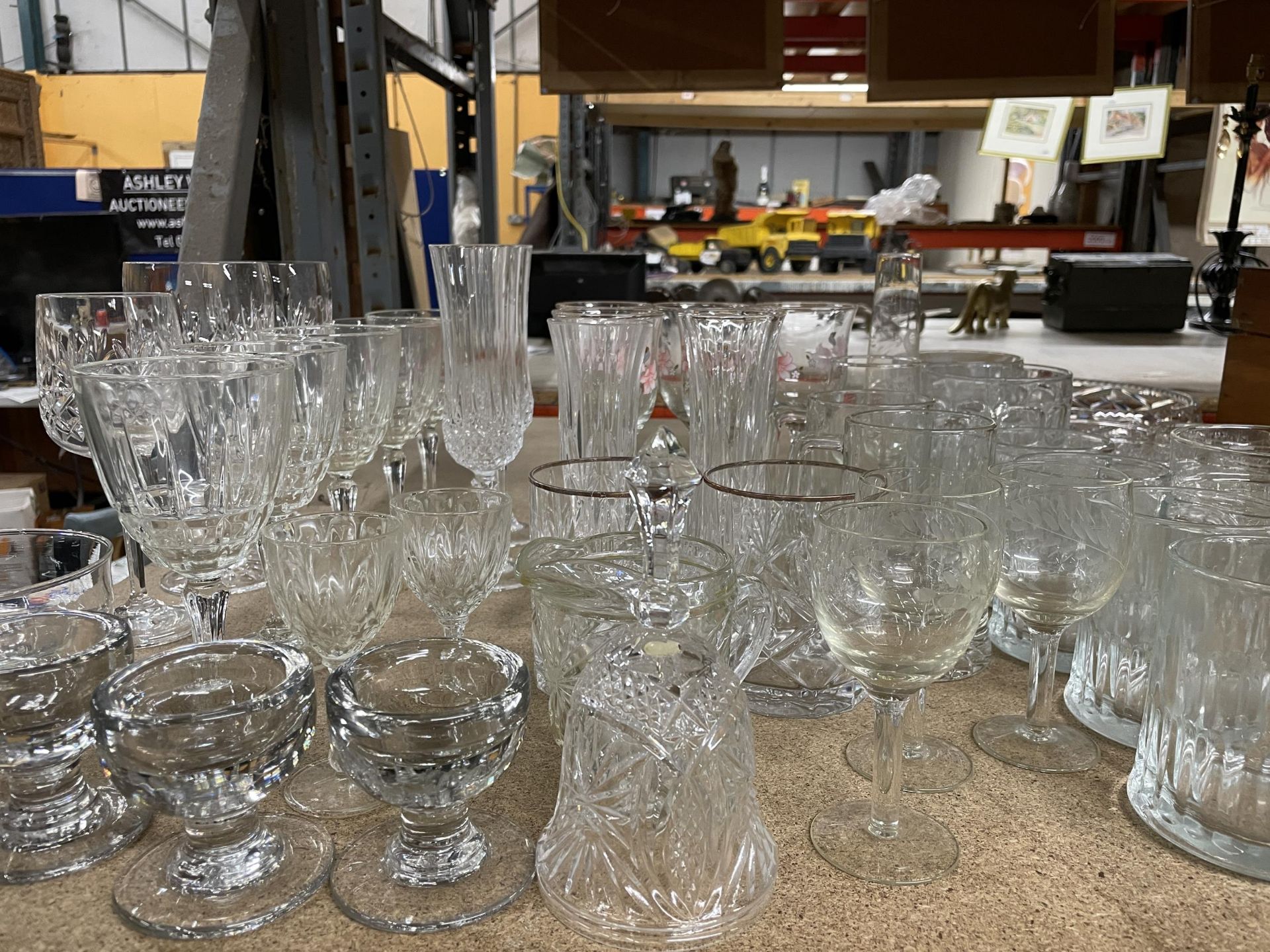 A LARGE QUANTITY OF GLASSES TO INCLUDE CHAMPAGNE FLUTES, BRANDY BALLOONS, WINE, SHERRY, TANKARDS, - Image 3 of 6