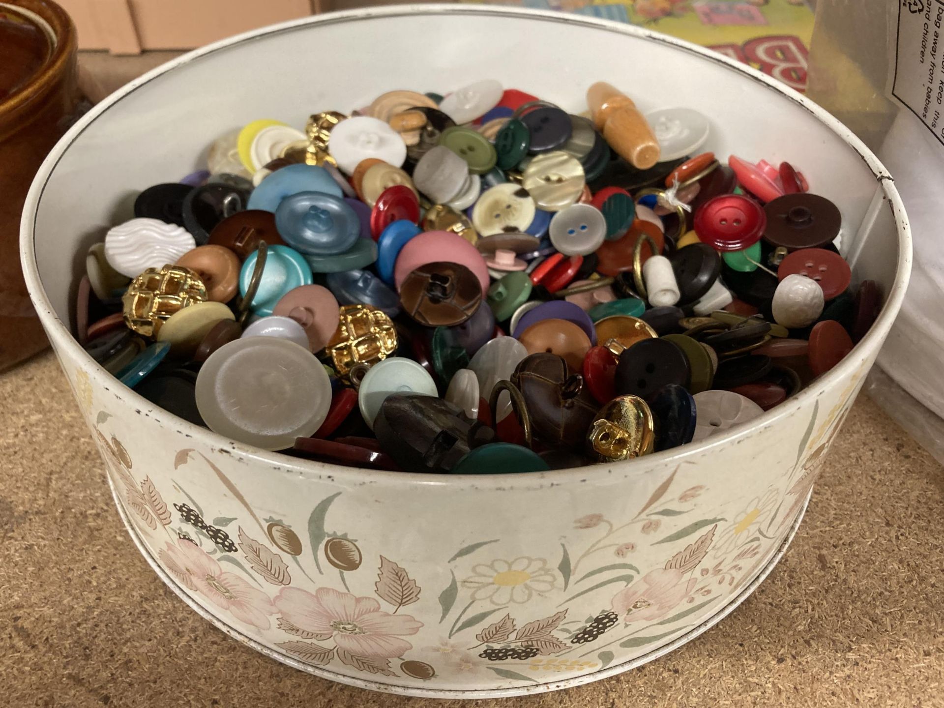 A TIN OF ASSORTED BUTTONS