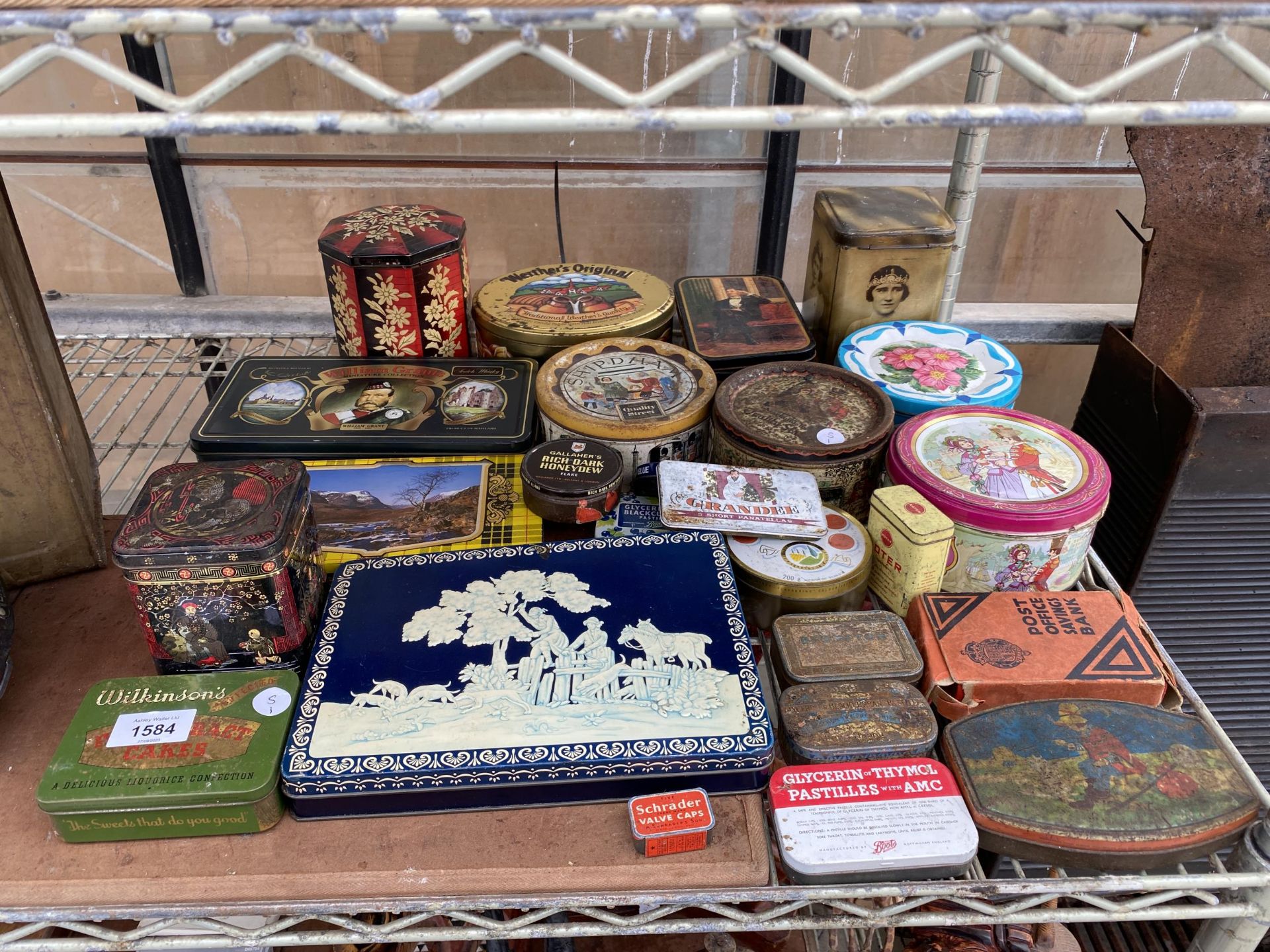 A LARGE ASSORTMENT OF VARIOUS VINTAGE TINS
