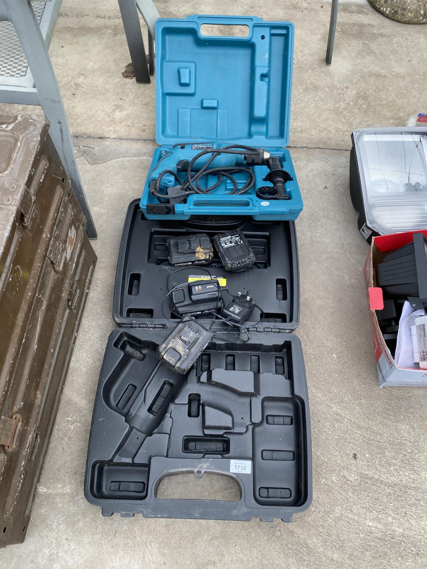A MAKITA ELECTRIC DRILL AND AN ASSORTMENT OF POWER TOOL BATTERIES