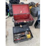 A VINTAGE WOODEN JOINERS CHEST AND A PLASTIC TOOL BOX WITH AN ASSORTMENT OF TOOLS TO INCLUDE SAWS