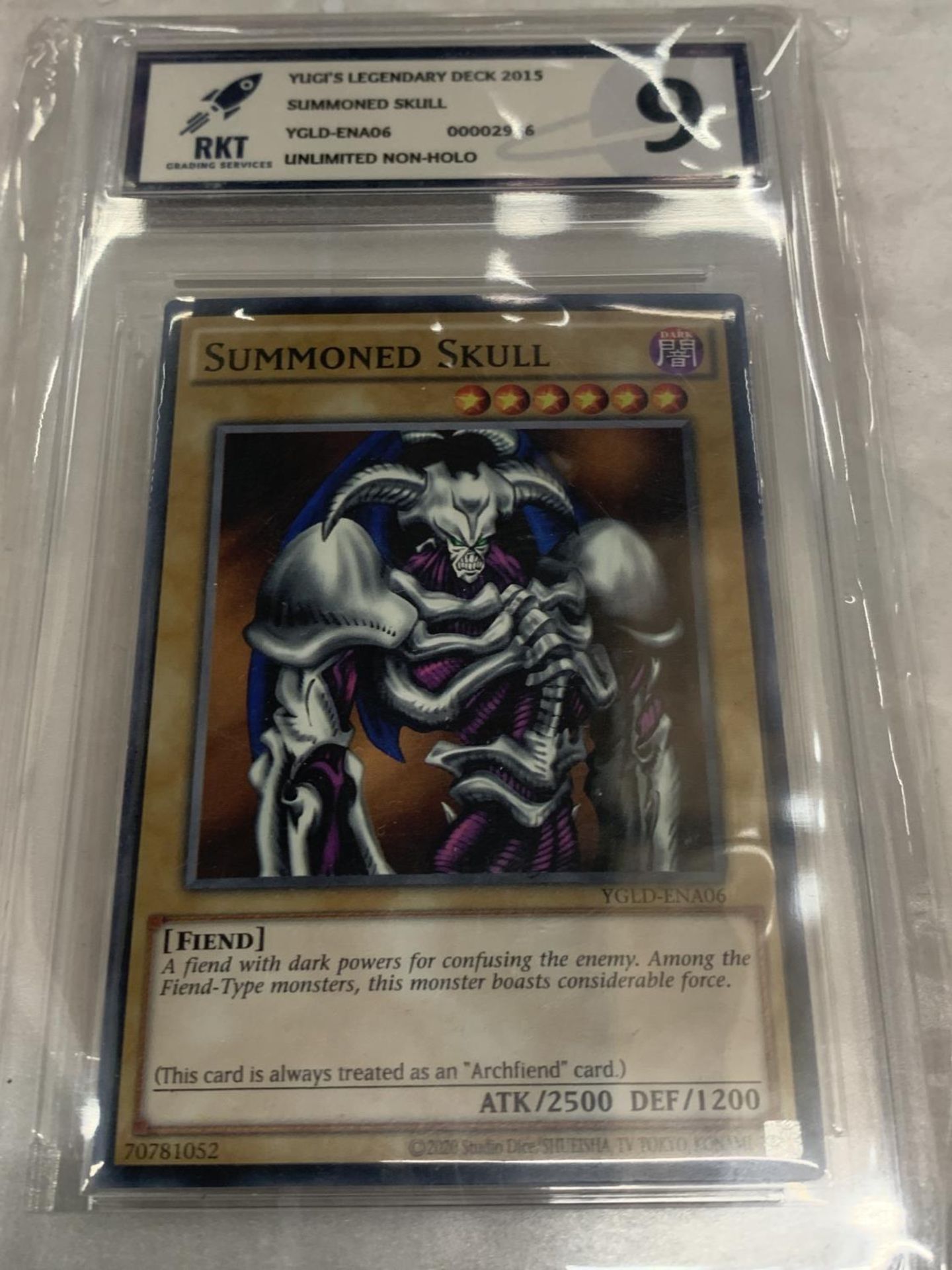 A YU-GI-OH GRADED 9/10 'SUMMONED SKULL' TRADING CARD