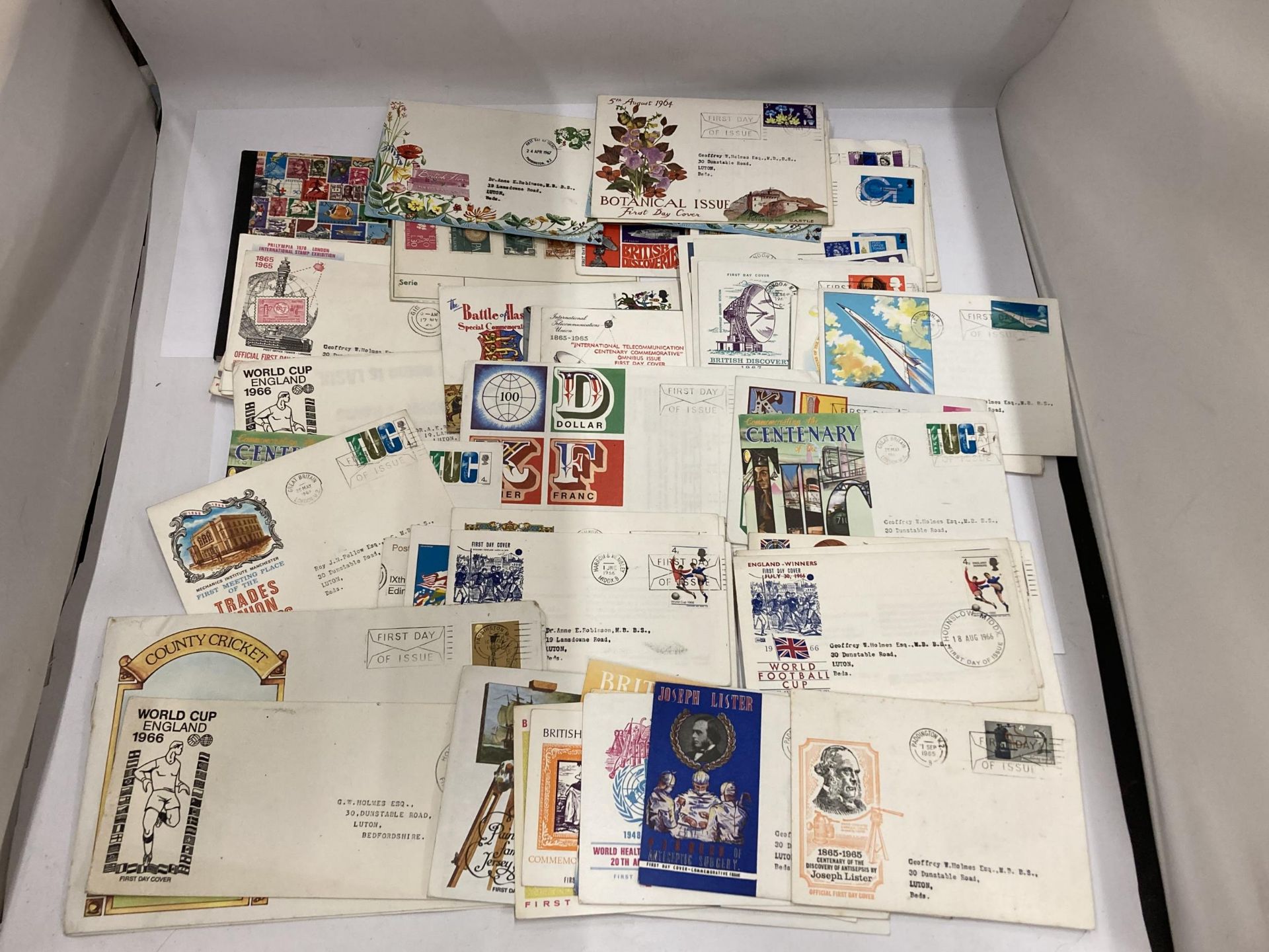 A QUANTITY OF FIRST DAY COVERS AND STAMPS TO INCLUDE SPORTS, CHRISTMAS ETC