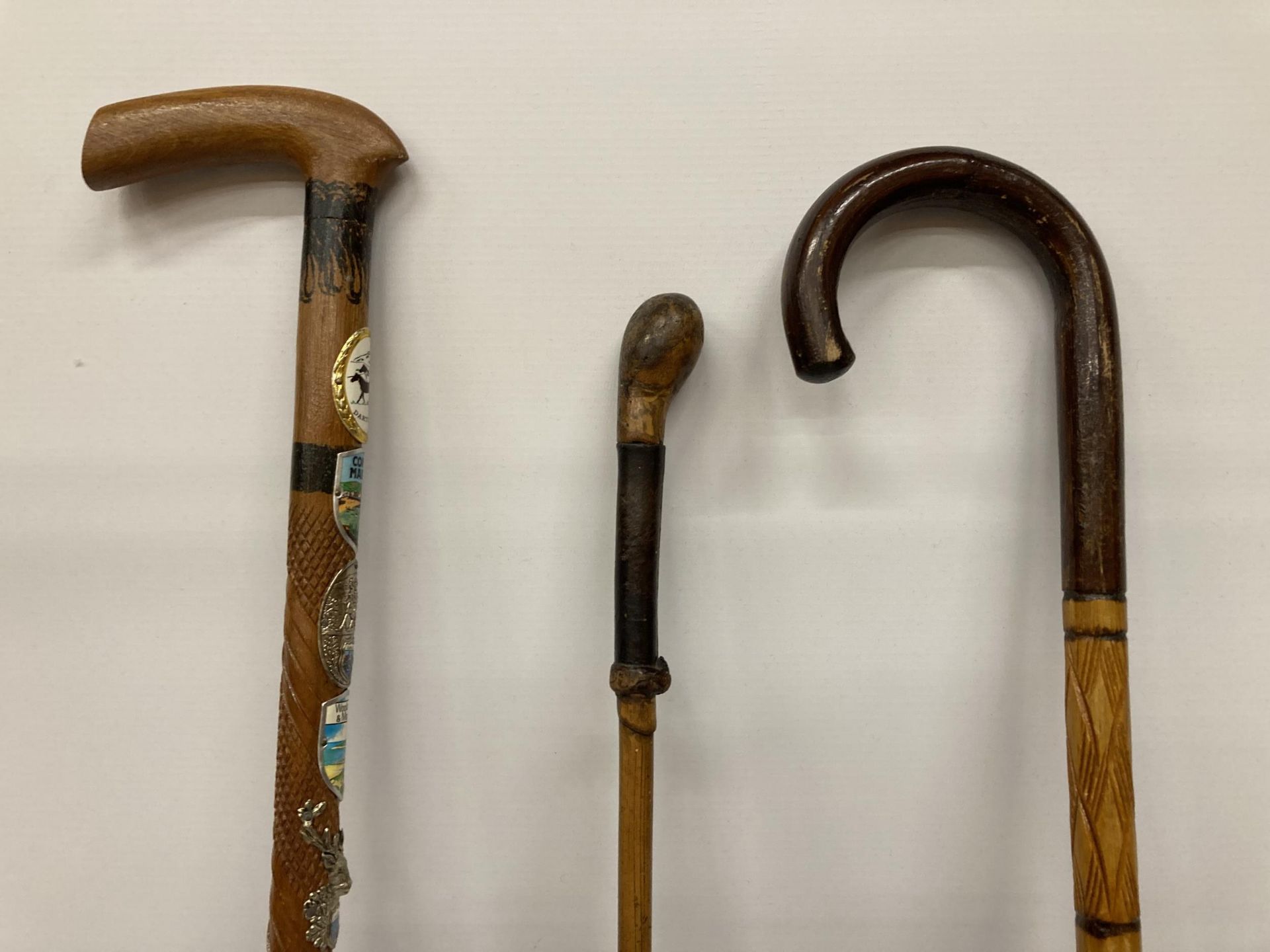 A GROUP OF THREE VINTAGE WALKING STICKS TO INCLUDE BADGED EXAMPLE - Image 2 of 5