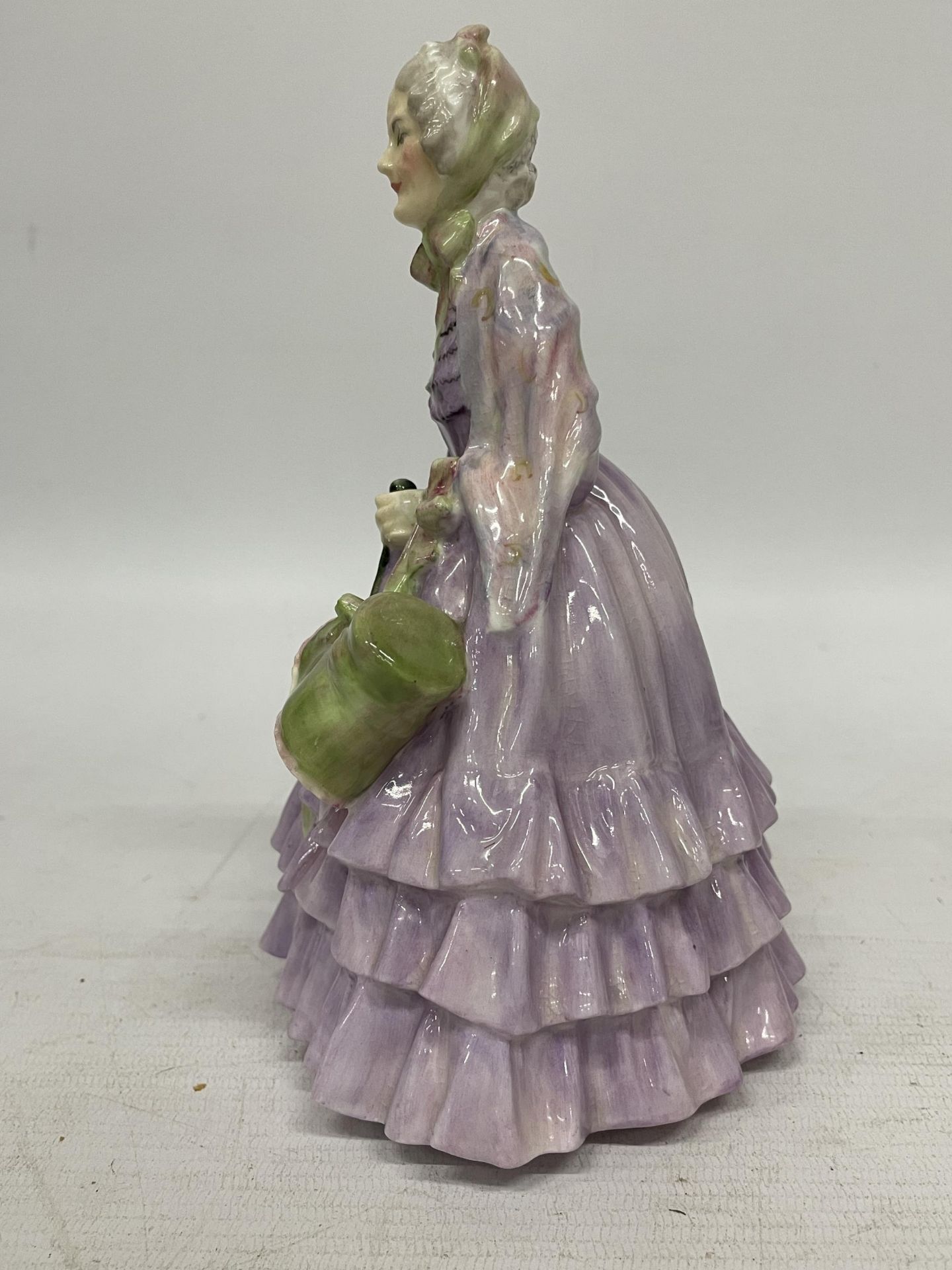 A ROYAL DOULTON FIGURE OF A GENTLEWOMAN HN1632 - Image 3 of 4