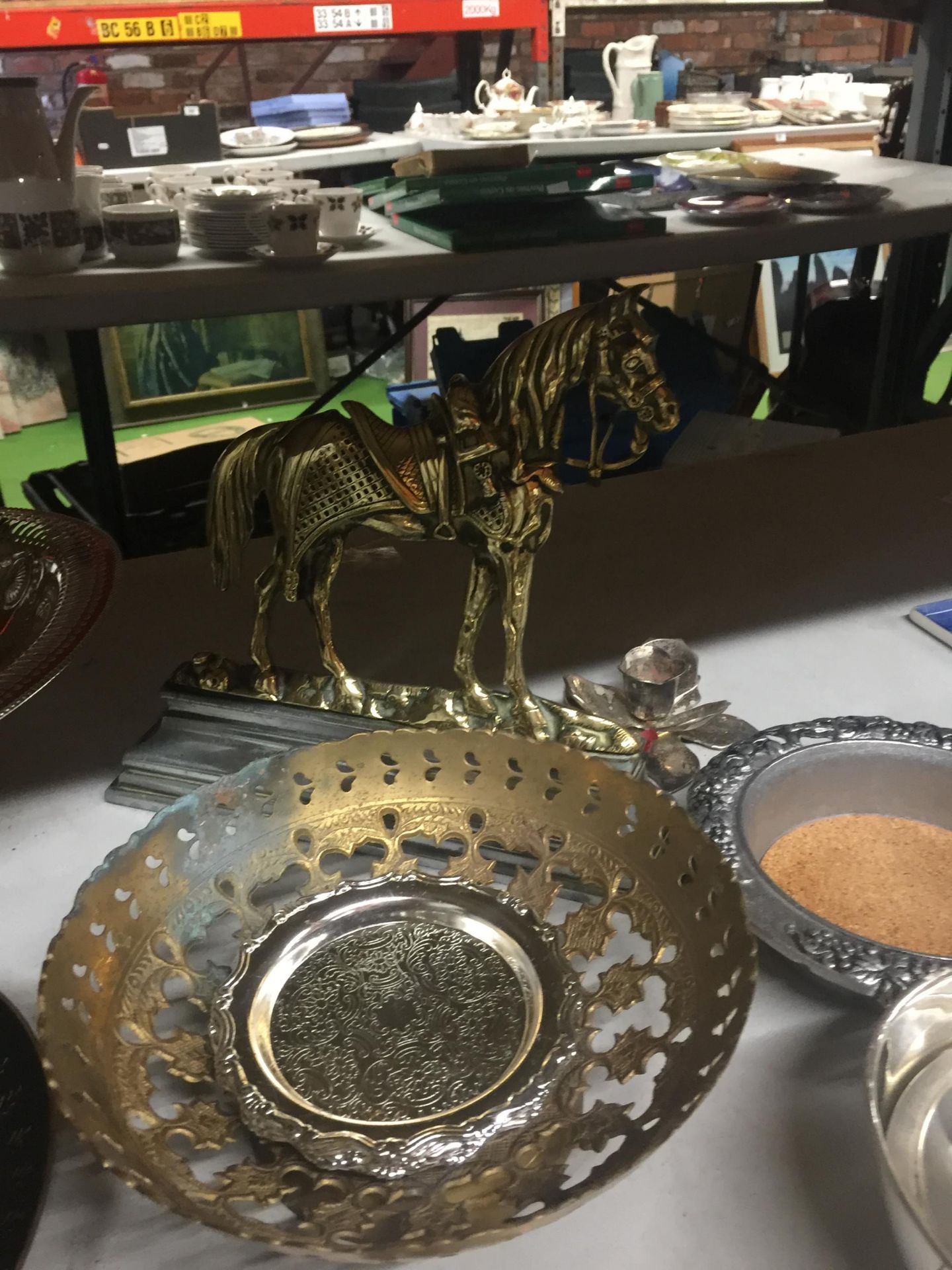 A QUANTITY OF SILVER PLATED ITEMS TO INCLUDE A BASKET BOWL, TRAY, BOWLS, VASE, JUG, HORSE, ETC - Image 4 of 5