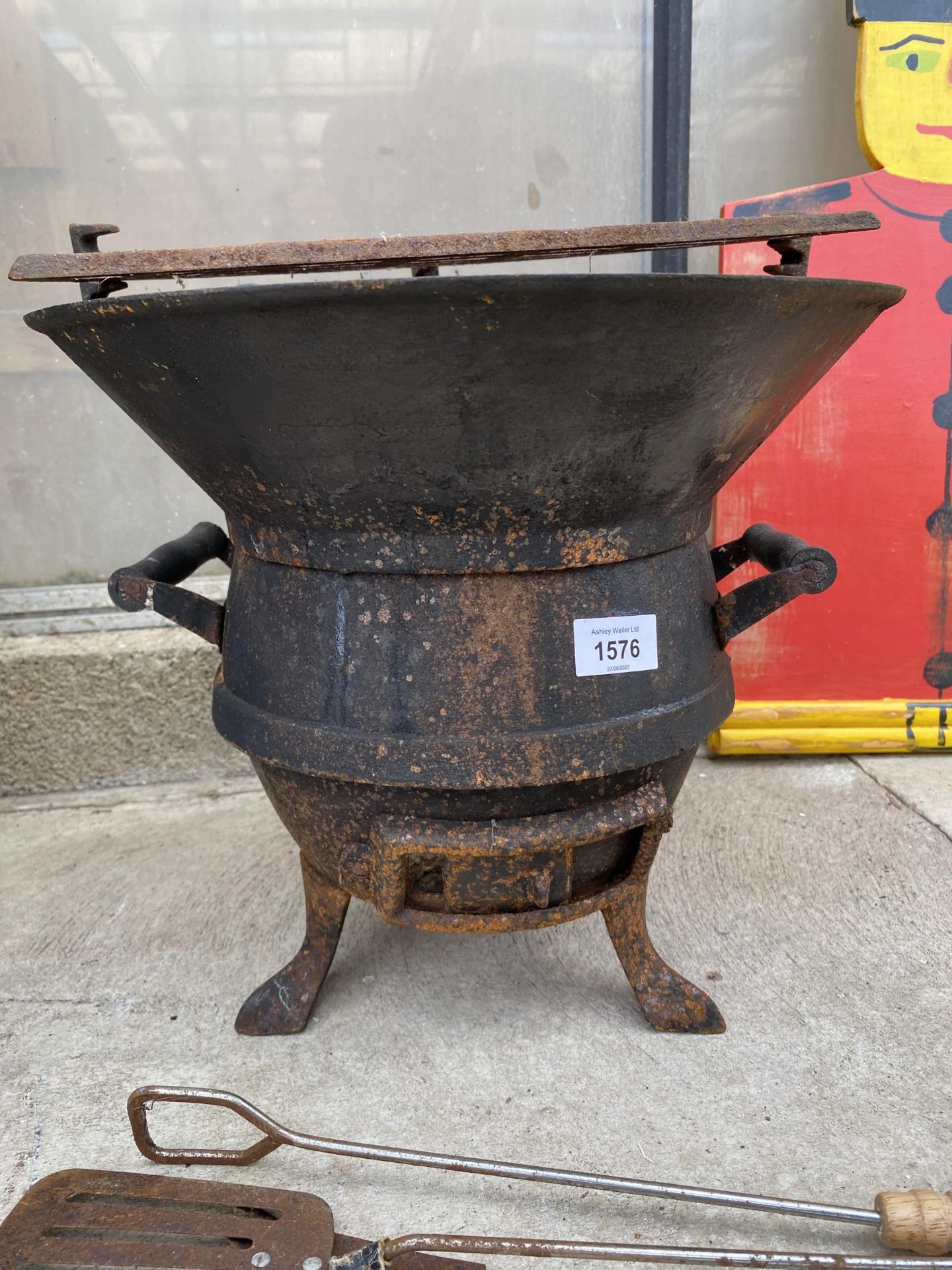 A VINTAGE CAST IRON FIRE PIT WITH AN ASSORTMENT OF GRILLING TOOLS - Image 3 of 3