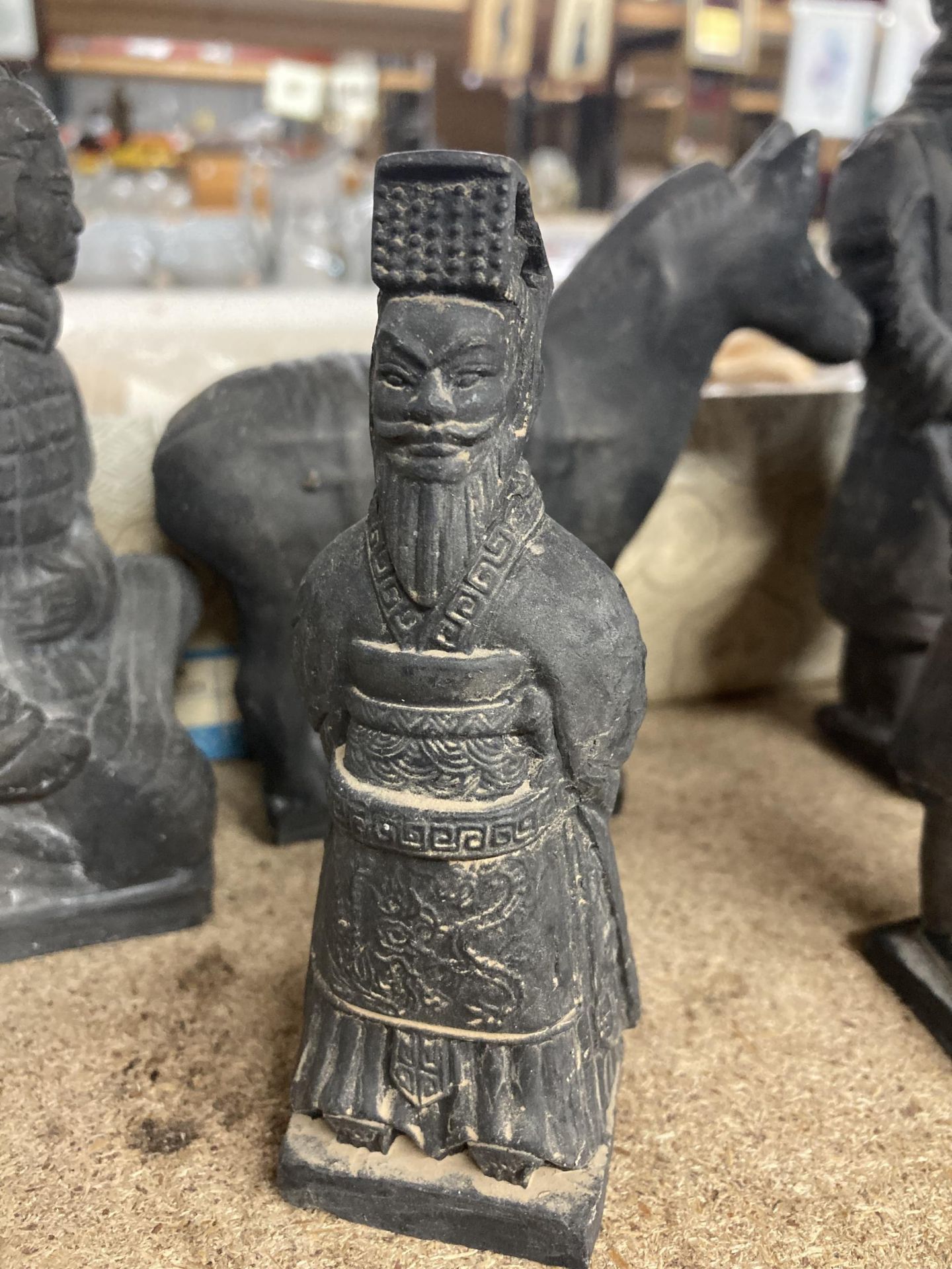 SIX ORIENTAL TERRACOTTA ARMY STYLE FIGURES - Bild 2 aus 4