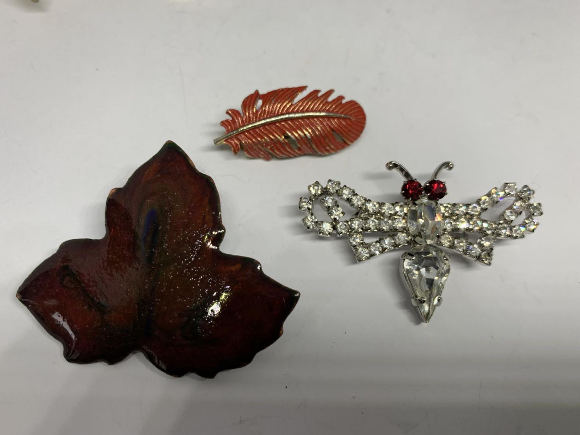 NINE VARIOUS BROOCHES - Image 3 of 4