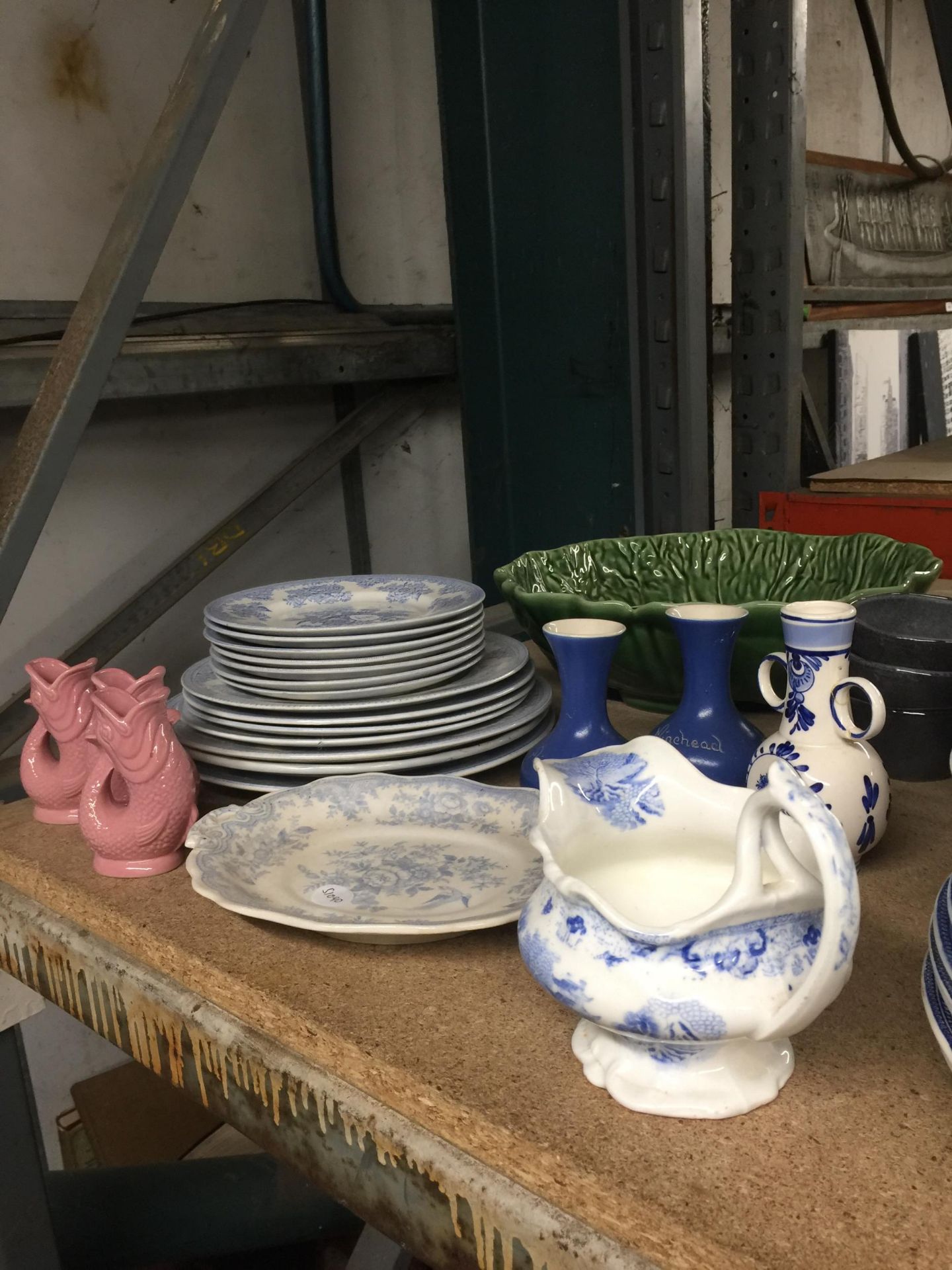 A LARGE QUANTITY OF CERAMICS TO INCLUDE PLATES, JUGS, VASES, ETC - Image 4 of 5