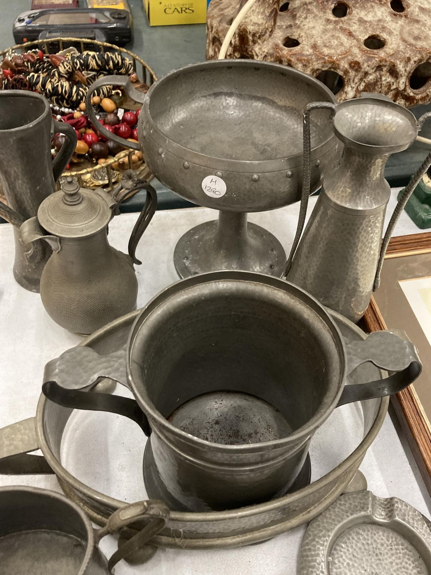 A LARGE QUANTITY OF VINTAGE PEWTER TO INCLUDE ARTS AND CRAFTS, BOWLS, A TEASET, VASES, JUGS, A TRAY, - Bild 2 aus 4