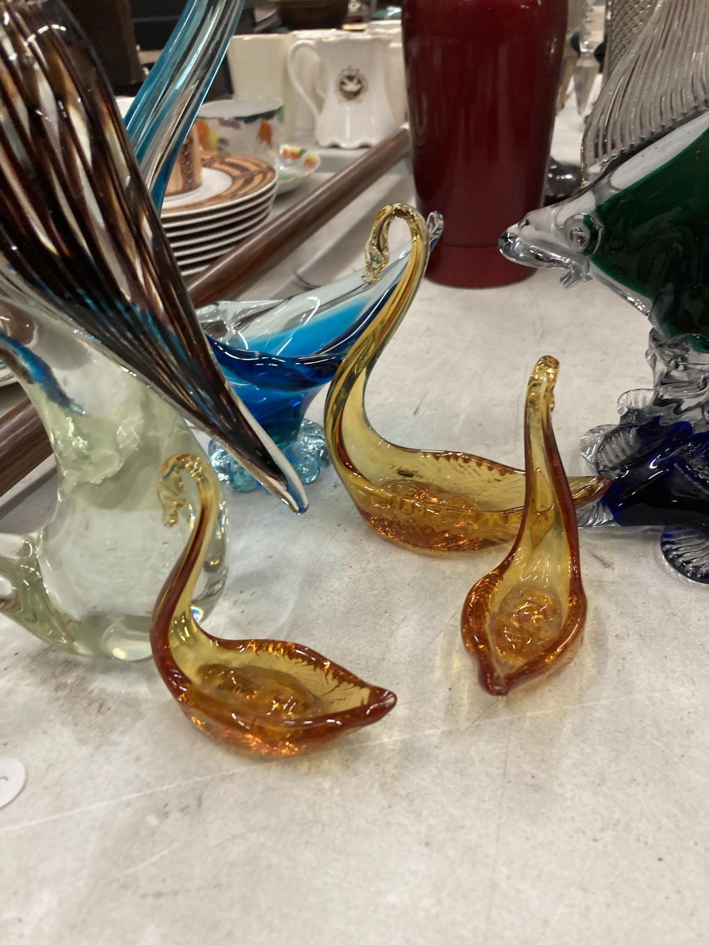 A GROUP OF VINTAGE GLASS BIRD FIGURES - Image 4 of 4