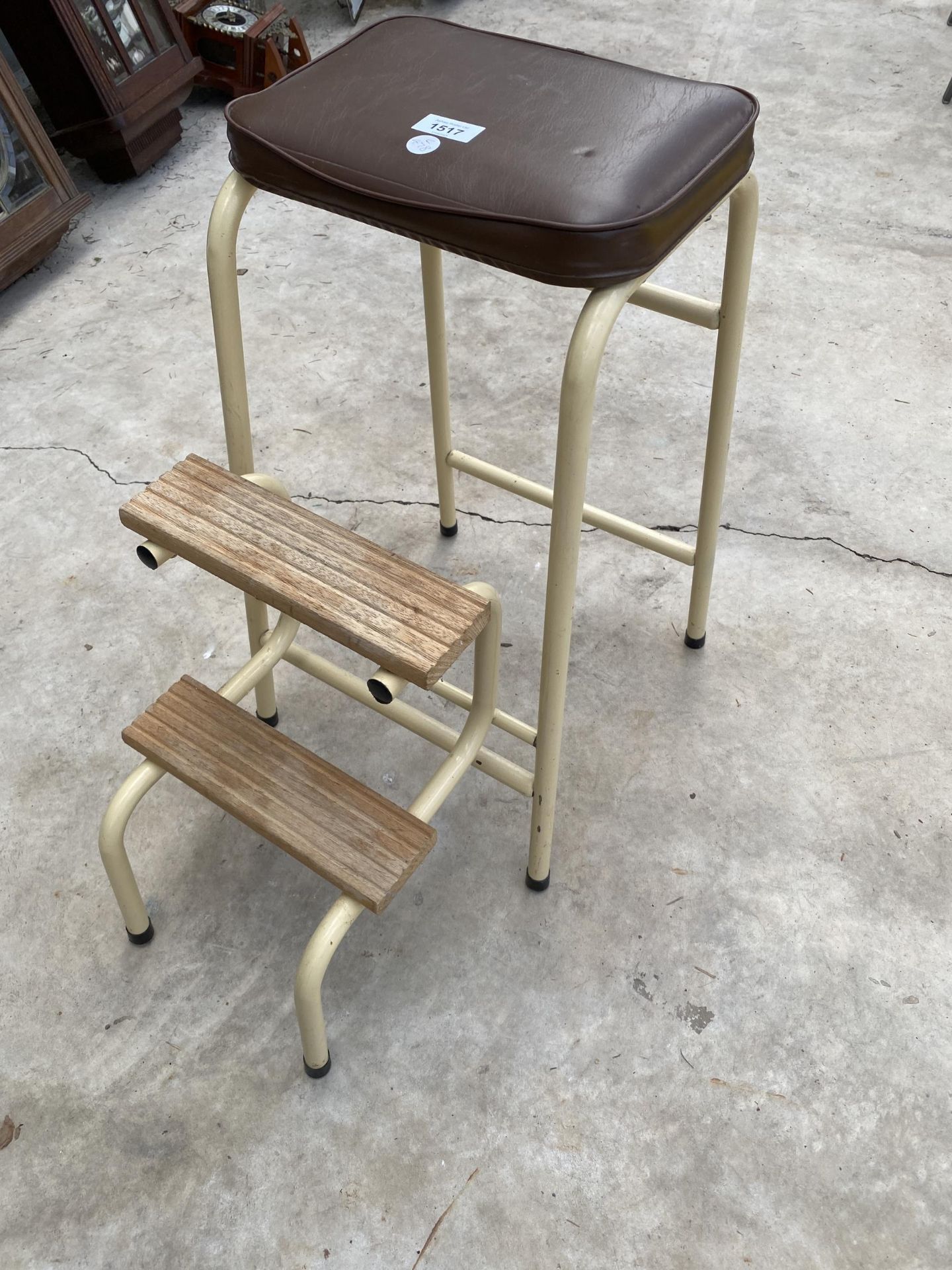 A RETRO MID CENTURY CREAM AND BROWN KITCHEN STEP STOOL - Image 2 of 4