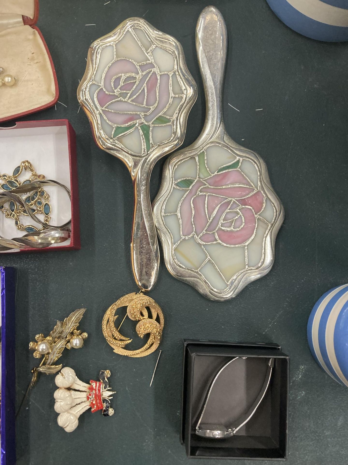 A QUANTITY OF COSTUME JEWELLERY TO INCLUDE PEARLS, BROOCHES, ETC PLUS A PETIT POINT TRAY AND TRINKET - Image 3 of 7