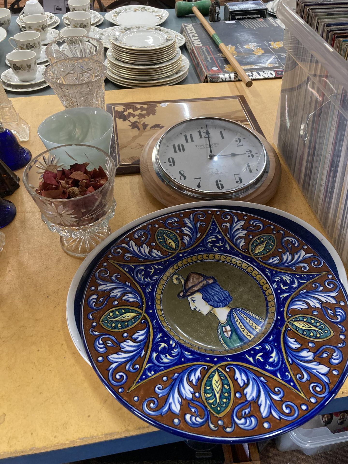 A LARGE ITALIAN MINARDI FAENZA WALL CHARGER, GLASS VASES, TOWCESTER WALL CLOCK, ETC