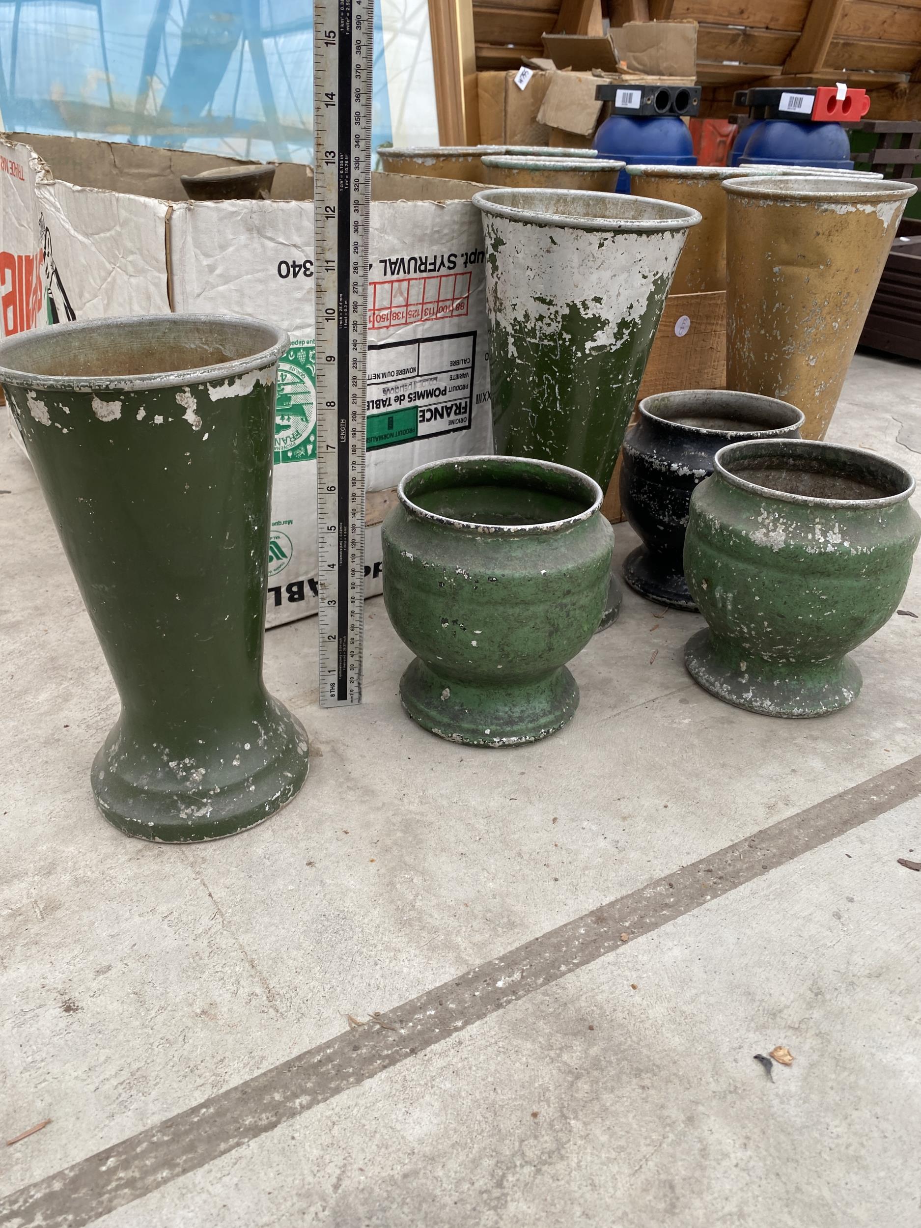 AN ASSORTMENT OF DECORATIVE METAL VASES AND PLANT POTS - Image 3 of 4