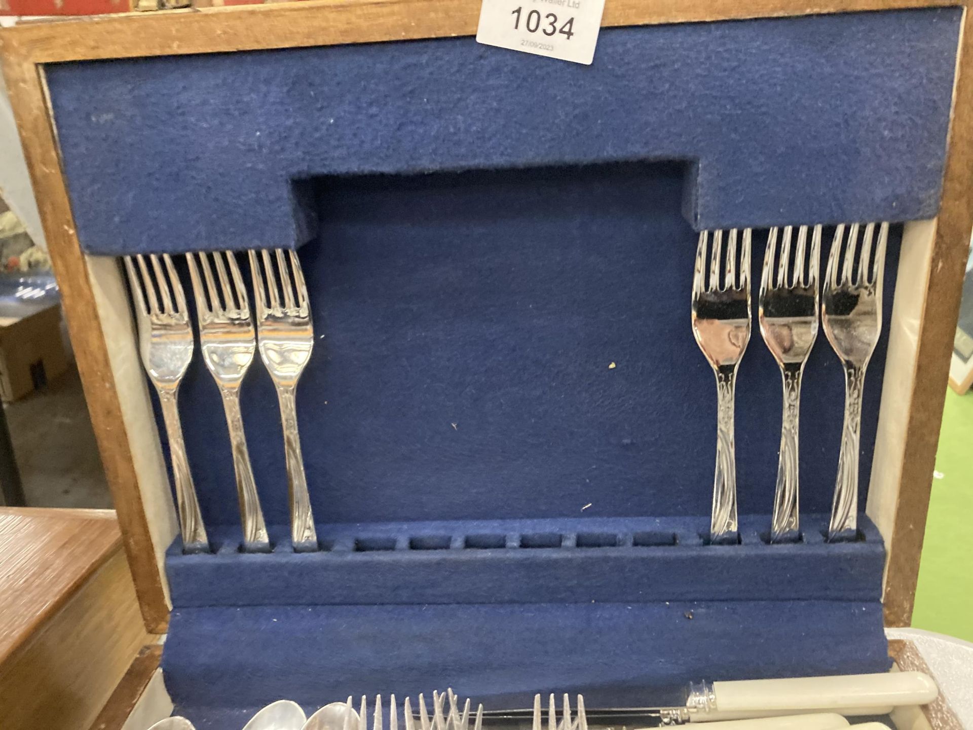 A VINTAGE WOODEN CASED SET OF FLATWARE - Image 3 of 4