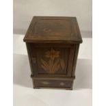 A VINTAGE OAK SMOKER'S CABINET WITH INLAY DECORATION, HEIGHT 24CM, WIDTH 16CM, DEPTH 16CM