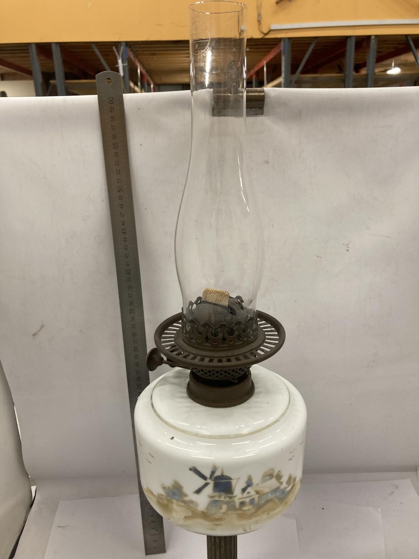 A VINTAGE OIL LAMP WITH BRASS CORINTHIAN COLUMN SUPPORT AND PAINTED WINDMILL SCENE RESEVOIR - Image 3 of 6