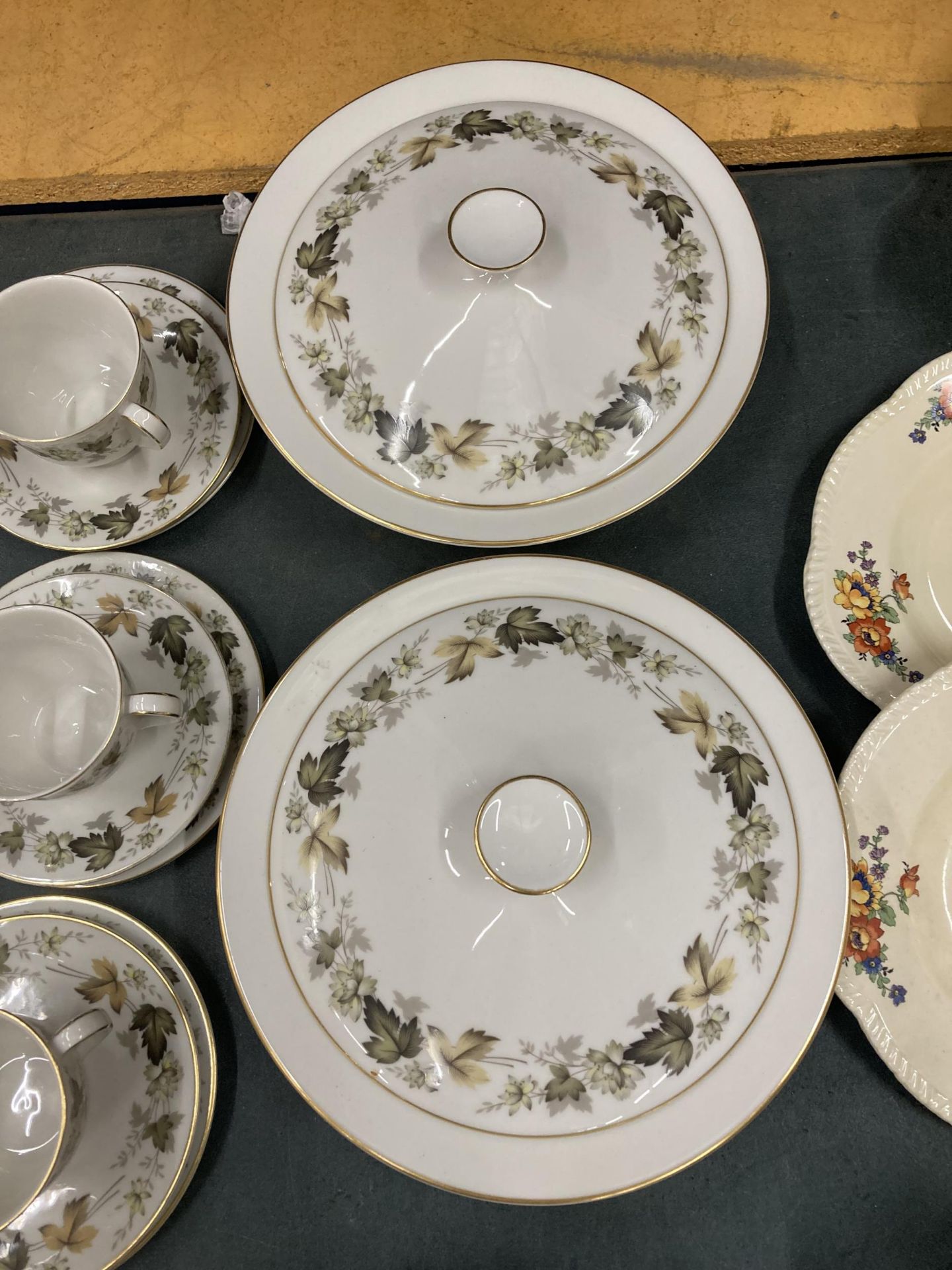 A ROYAL DOULTON 'LARCHMONT' PART DINNER SERVICE TO INCLUDE SERVING TUREENS, VARIOUS SIZES OF PLATES, - Bild 2 aus 5