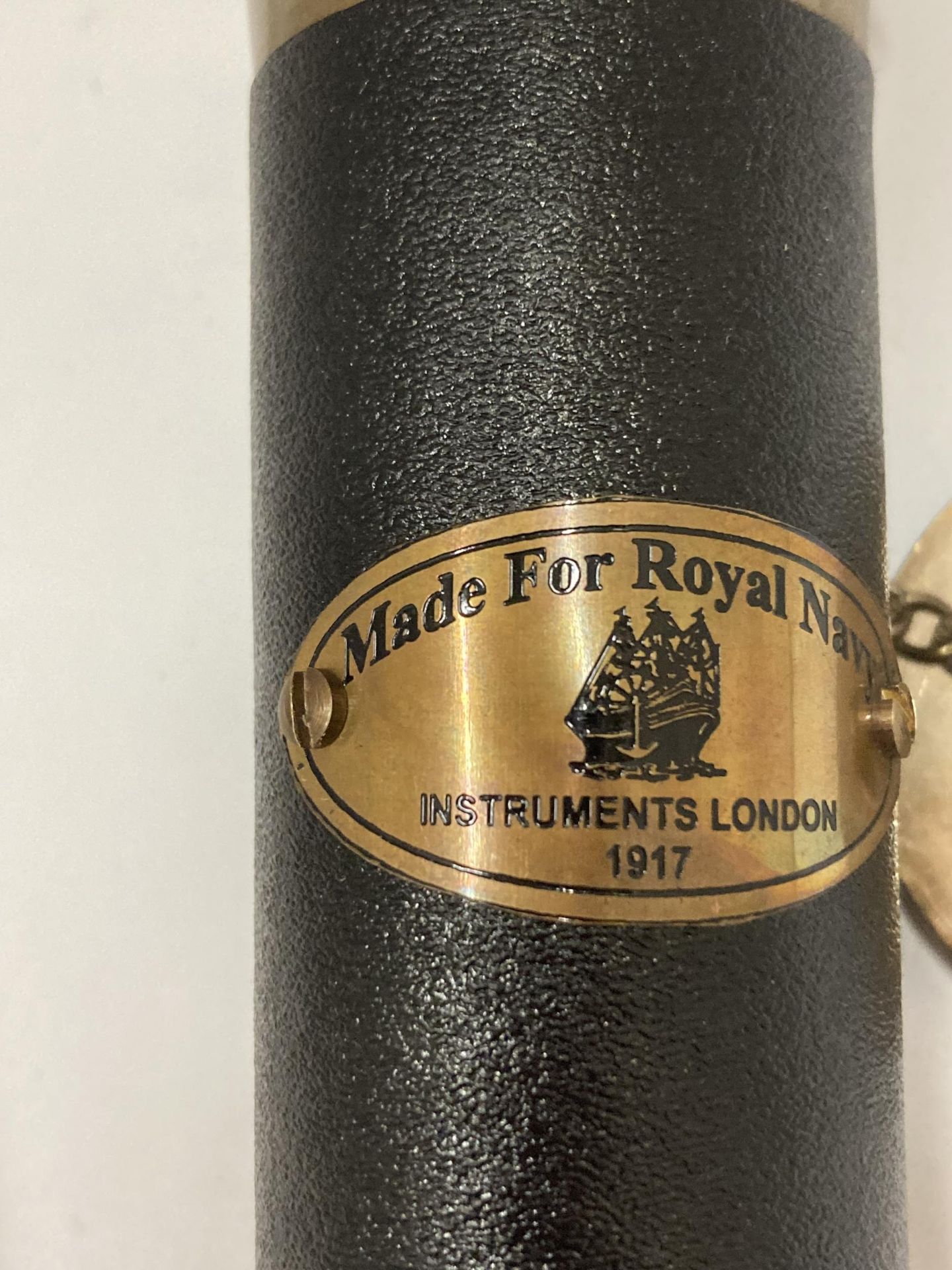 A BRASS AND LEATHER ROYAL NAVY TELESCOPE - Bild 2 aus 2